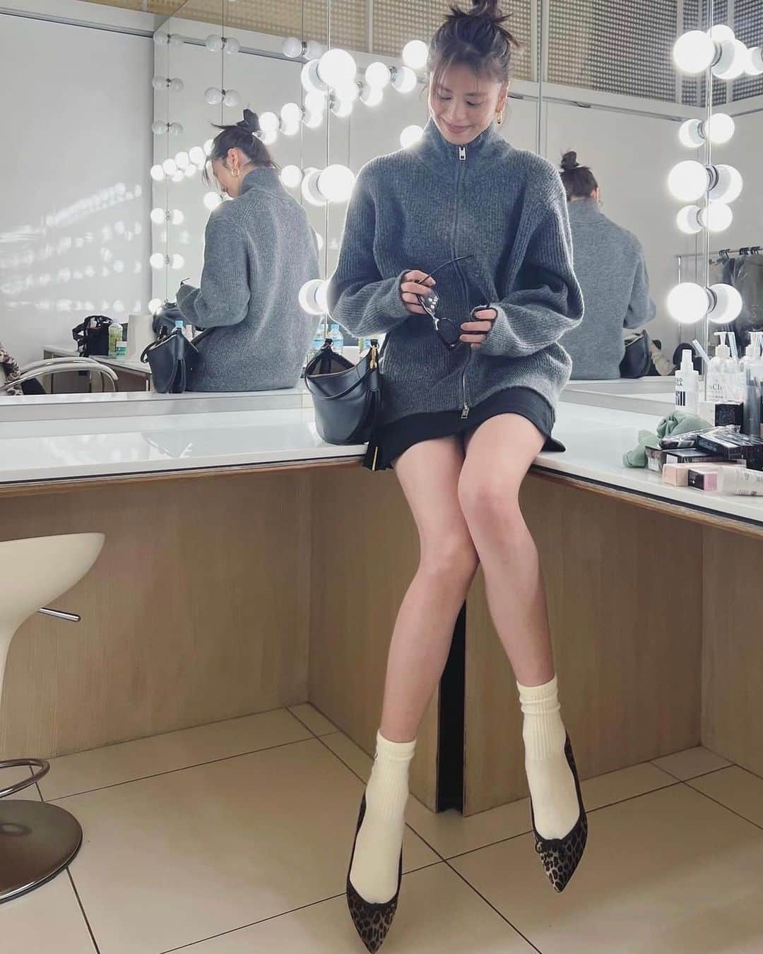 佐藤晴美のインスタグラム：「私服。 珍しくミニスカ😳🤍💦  シューズはレペット日本限定モデルの Leopard Ballerinas 🩰  うっかり毎日履いちゃう、  万能。  お気に入りです🤍  #repettojapan #repettostyling　 #レペット　 #pr」