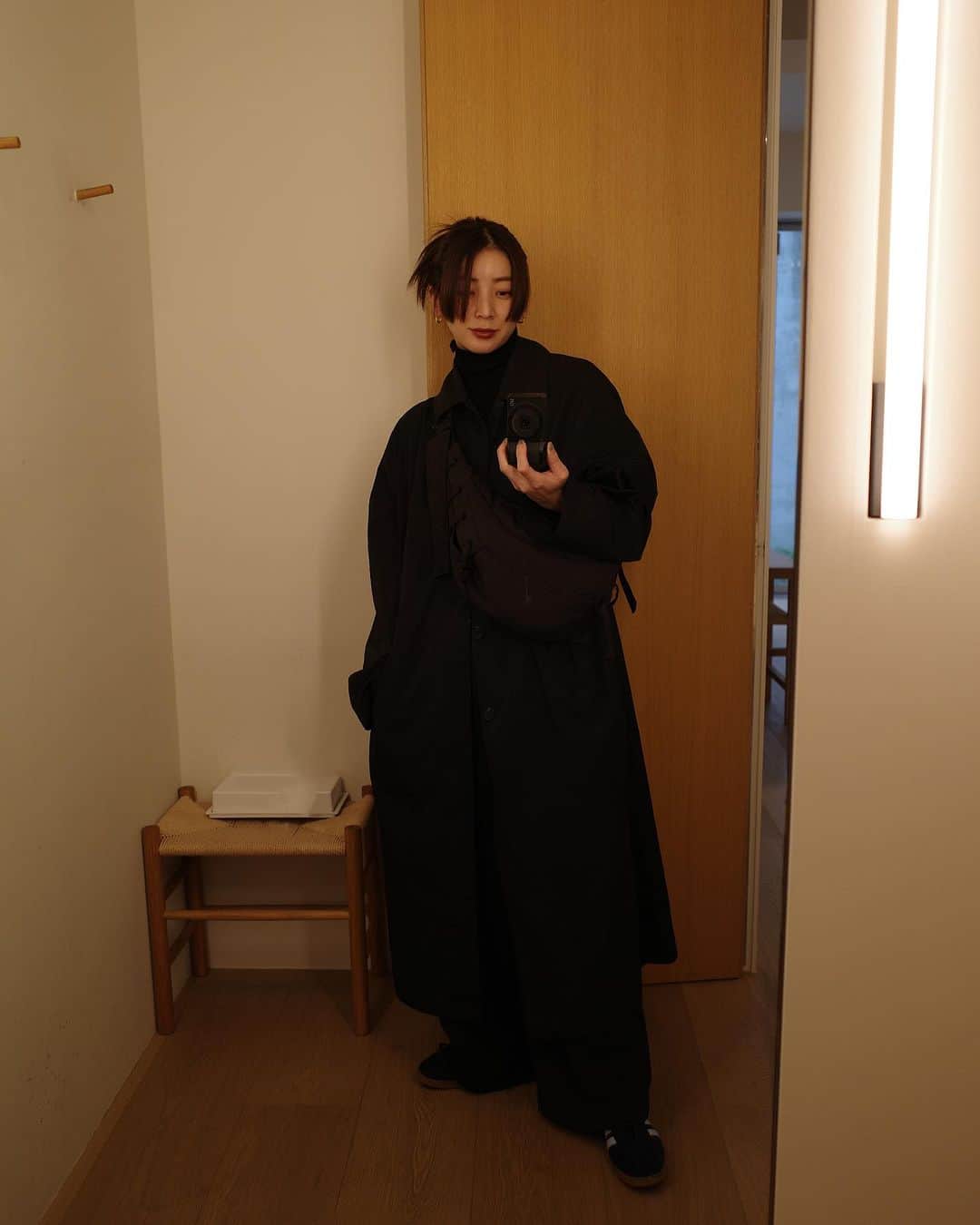 吉田怜香さんのインスタグラム写真 - (吉田怜香Instagram)「タートルにステンカラーコート 制服になる季節がやってきた （見えてないぐらいただの黒だけども）  韓国きてます  🐈‍⬛🖤」10月18日 18時08分 - reikayoshida_