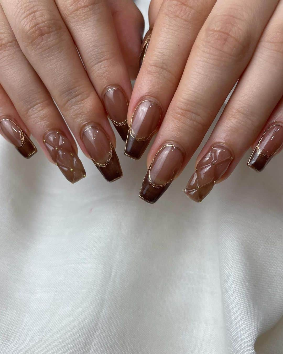 Nailsalon Cielのインスタグラム：「◼︎◾︎◼︎◼︎◾︎◼︎ くすみブラウン 今の時期ぴったりすぎなアート🥀 ⁡ ⁡ ⁡ ⁡ ⌇ ⌇ ⌇ いつもありがとうございます🤎🤍🤎 ⌇ ⌇ ⌇ ⌇ ⌇ ⁡ ⁡ ⁡ ⁡ ⁡ −–−–−–−–−–−–−–− ⁡ #nailart#gelnail#ネイルアート#アートネイル#手描きネイル#ジェルネイル#アート#個性派ネイル#癖ネイル#福岡ネイル#美甲#美甲師#네일#네일아트#ネイルサロン#福岡ネイルサロン#ブラウンネイル#フレンチネイル」