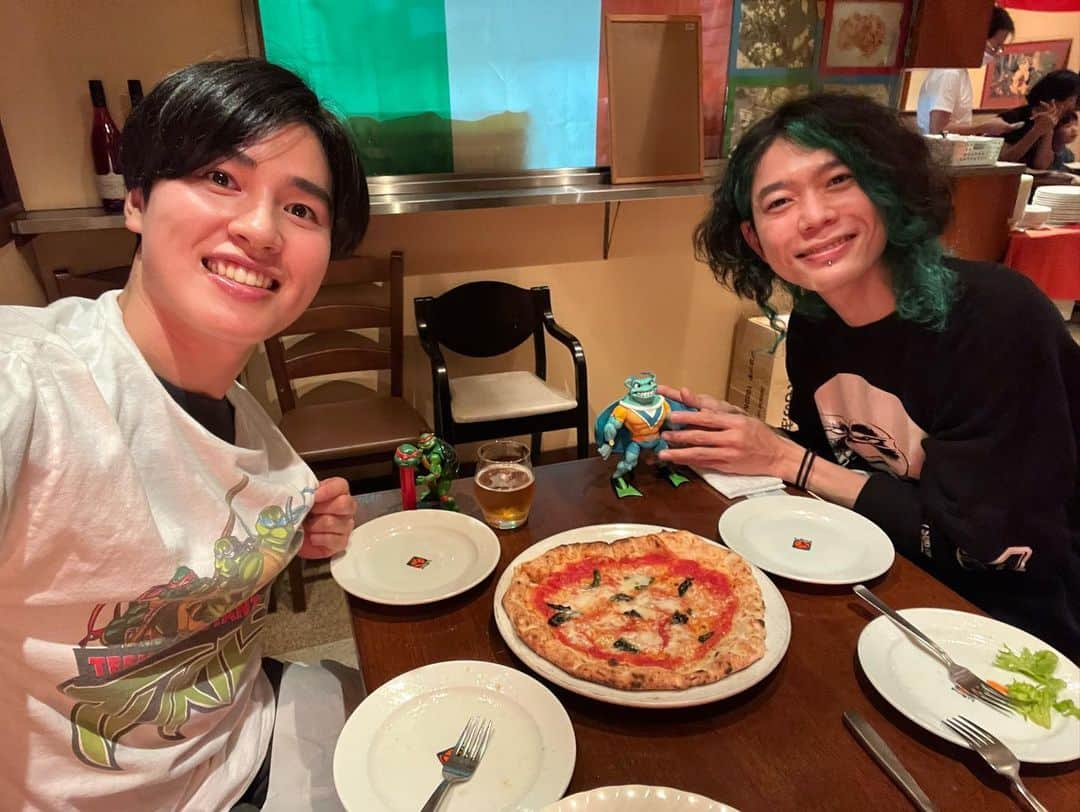 土屋神葉のインスタグラム：「#ミューパニ で共演した#長谷川カオナシ さんと、ピザ🍕 . たくさんお話しして、豊かなタートルズ愛を感じました🐢 . そして写真にも写っていますが、大変貴重なグッズをお裾分けして頂きました！ . 僕が幼い頃から使っていたタートルズのオモチャと同じシリーズのシャツやオモチャ。 . 2枚目の写真はカオナシさんと初めてお会いした時のものですが、この時はオモチャと一緒にお手紙もいただき、本当に心が温まりました。 . そして先日、 #クリープハイプ さんのライブも、姉も一緒に観させていただきました！本当に素敵だったなぁ…！ . あれ以来、ずっとクリープハイプさんの曲を聴いてます。 . タートルズを好きで本当に良かった！！！」