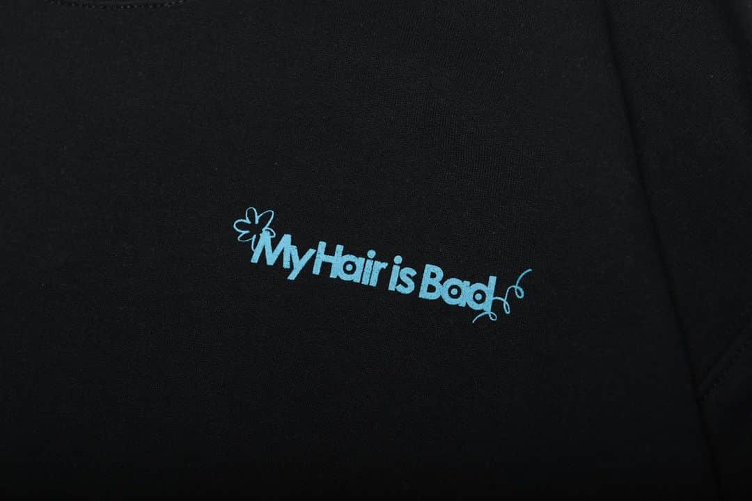 My Hair is Badさんのインスタグラム写真 - (My Hair is BadInstagram)「【2023年冬通販⚾️】 10.21(土)12:00～特設通販サイトにて開始！  新グッズ ・roomスウェット (design AIRI KURODA @kurodaairii)  ・ロゴ刺繍ボーダーロングTシャツ  1注文につき商品代金1万円以上ご購入で リストバンド/ミラー/不織布バッグ/ステッカーシート の中からランダムで1点プレゼント！  ★特設通販 https://store.plusmember.jp/myhairisbad/」10月18日 18時13分 - myhairisbad_official