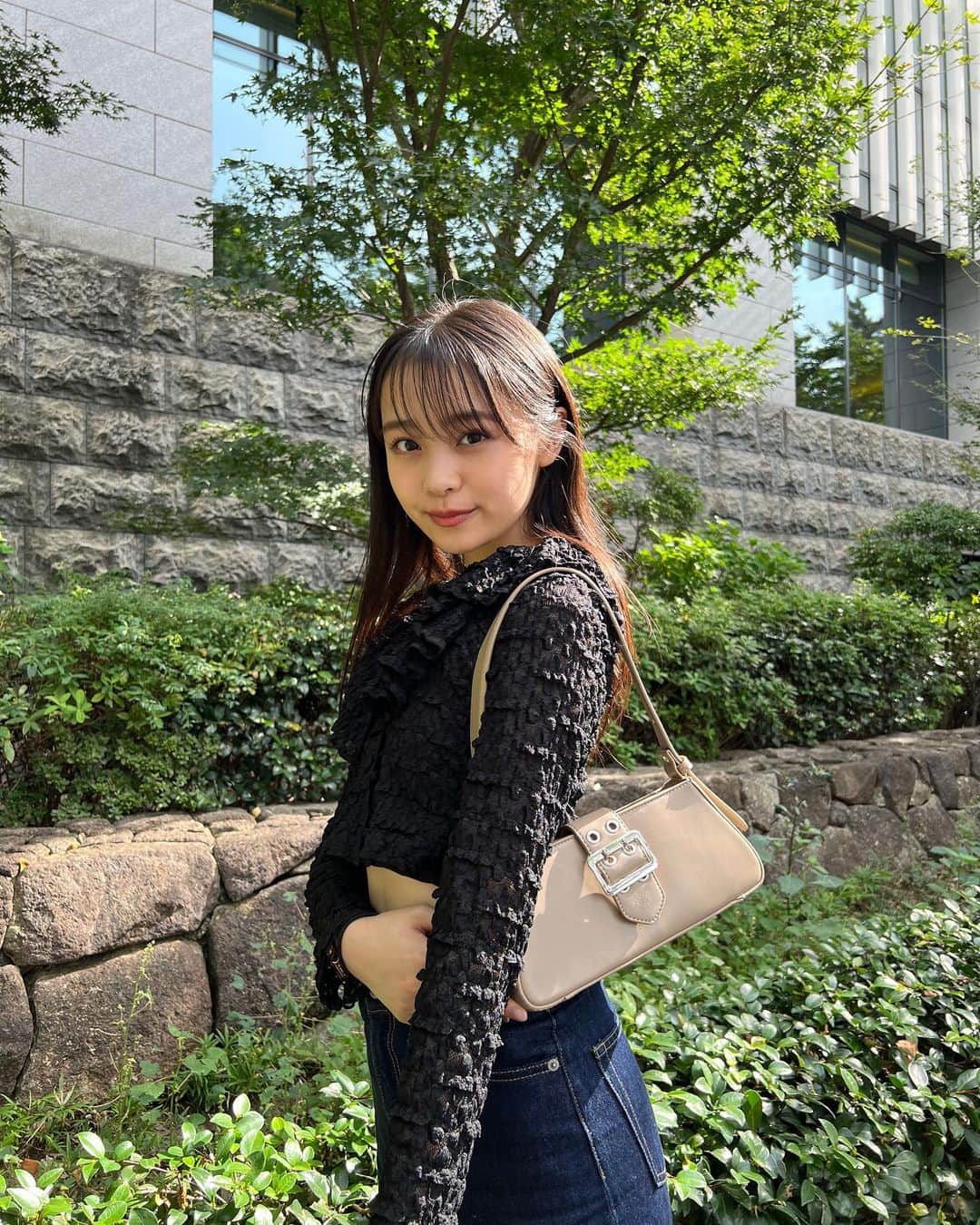 のインスタグラム：「🎀 ⁡ みなさん体調崩してないですか~？？ ⁡ ⁡ 長袖か半袖か分からない時はちょい透けてる長袖を着ることが多いです🥰 ⁡ ⁡ すごく寒くなる前に秋服たんまり堪能しましょ🤍 ⁡ ⁡ #林芽亜里  #LilyBrown #archives」