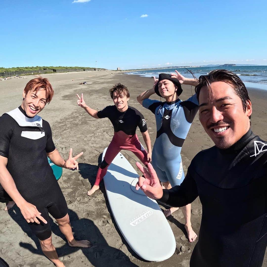 金尾玲生のインスタグラム：「.  Surf sesh at chigasaki!! With @_riku_r.m.p.g_ldh  @ryutahidaka.official  @masahirosunada.official   昨日はみんなでサーフィン！ リクはサーフィンに初挑戦だったけど余裕で乗れてました🔥🔥🔥  LDHはやはり体幹が鬼強いっす💪🏾  またすぐやろう🙌🏽🙌🏽🙌🏽  #ldh #therampagefromexiletribe  #ballistikboyz #gopro #goprohero12  #goproのある生活」