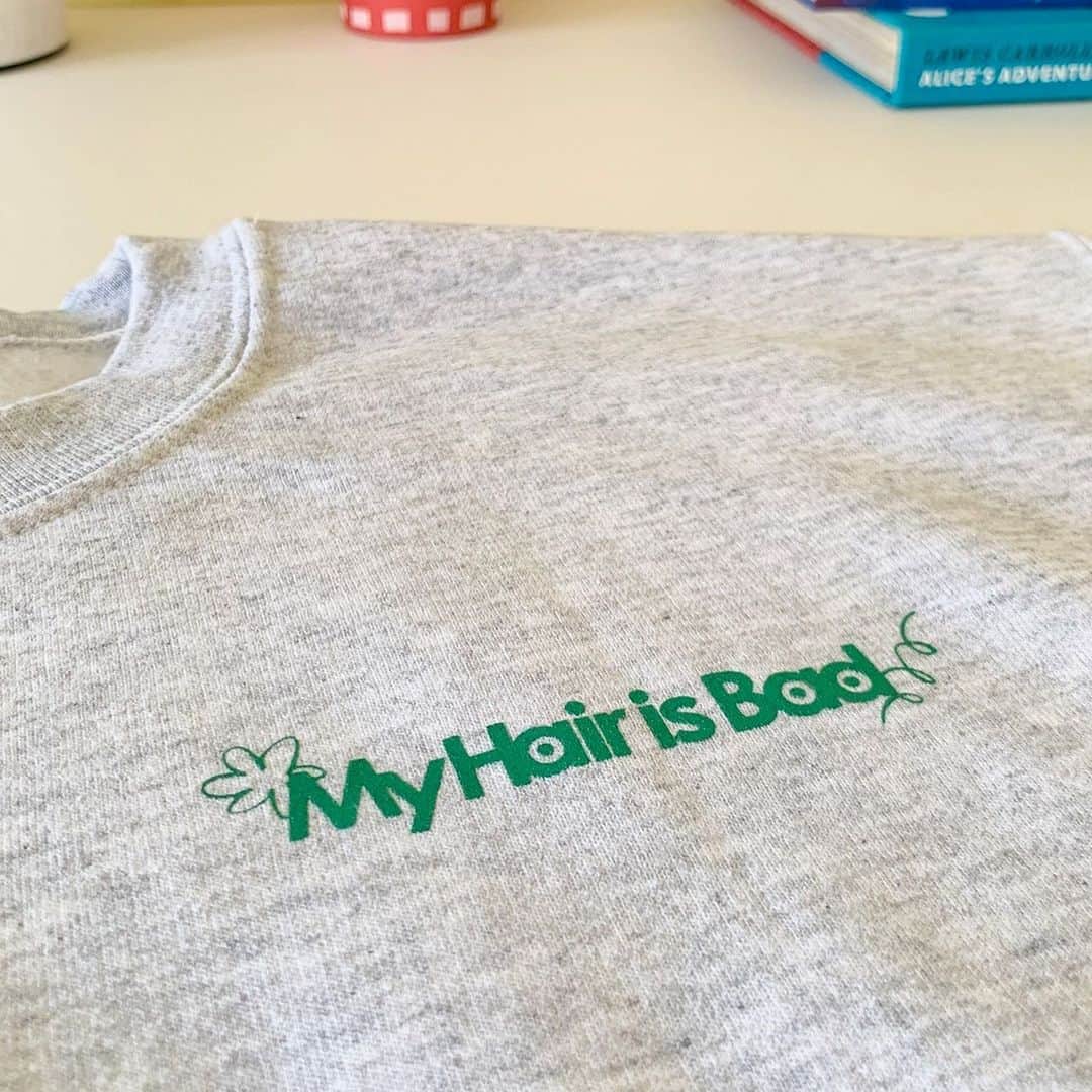 My Hair is Badさんのインスタグラム写真 - (My Hair is BadInstagram)「【2023年冬通販⚾️】 10.21(土)12:00～特設通販サイトにて開始！  新グッズ ・roomスウェット (design AIRI KURODA @kurodaairii)  ・ロゴ刺繍ボーダーロングTシャツ  1注文につき商品代金1万円以上ご購入で リストバンド/ミラー/不織布バッグ/ステッカーシート の中からランダムで1点プレゼント！  ★特設通販 https://store.plusmember.jp/myhairisbad/」10月18日 18時14分 - myhairisbad_official