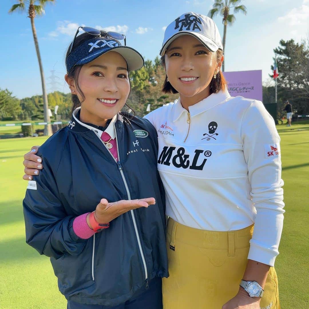 青木瀬令奈のインスタグラム：「. 今週はボミさん( @bomee.lee )の 引退試合🥹⛳️ ということでお写真撮ってもらいました🥹😘 . 2015年の伊藤園レディスを 最終日最終組でまわらせてもらって 目の前で2億円賞金女王誕生の優勝を見させてもらって 凄く勉強になりましたし あの経験のおかげで優勝する為に必要な事を学べました🔥  . とても寂しくなりますが. 今まで一緒にプレーができて 嬉しかったです！🥲🤍 本当にありがとうございました🥹💙 . 今週がボミさんにとって 最高の1週間になりますように🫶🔥 . . 私も明日から頑張ります⭐︎ . #jlpga  #lpga  #golf  #ゴルフ #女子ゴルフ」