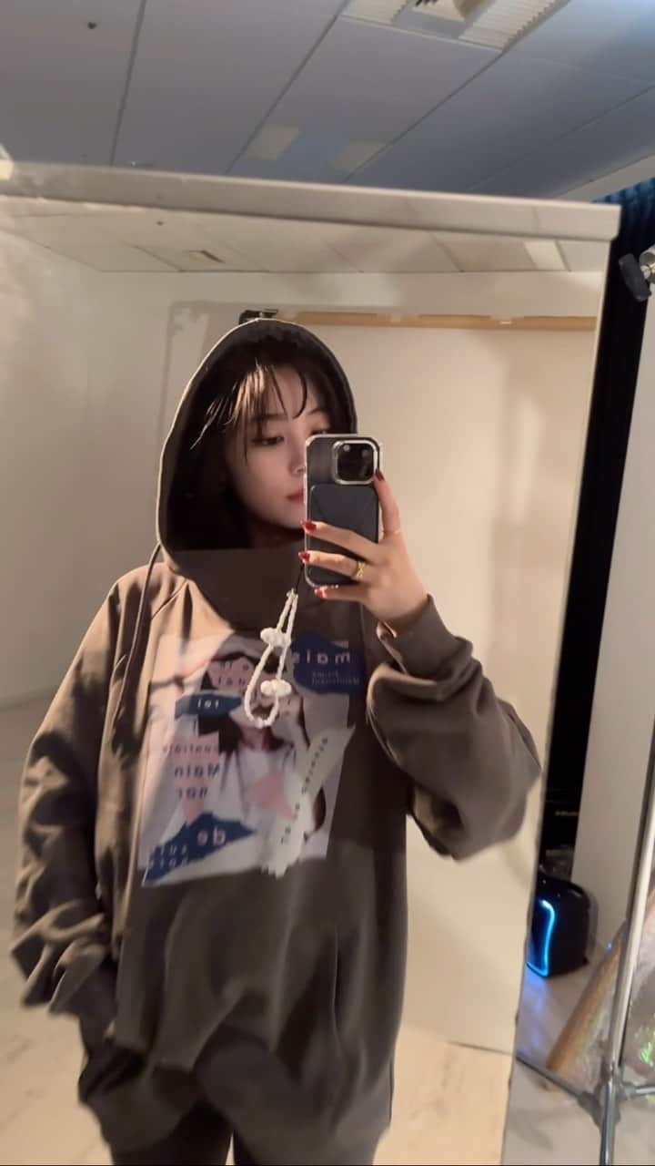 のインスタグラム：「グッズ販売スタートしました。  今回も力作ですよ。 フーディは大きめ。」