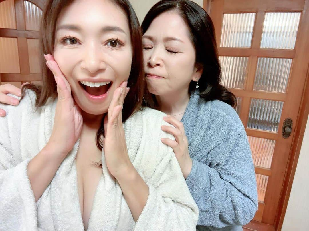 小早川怜子のインスタグラム：「きゃー💦  絡み終わりの私のニオイをなつこさんに嗅がれてます🤣  汗クチャいのはヒミツね🤫💕シー  #加山なつこ #小早川怜子 #カプセルエージェンシー #AV女優 #熟女女優 #現場で会えたよ❤️」