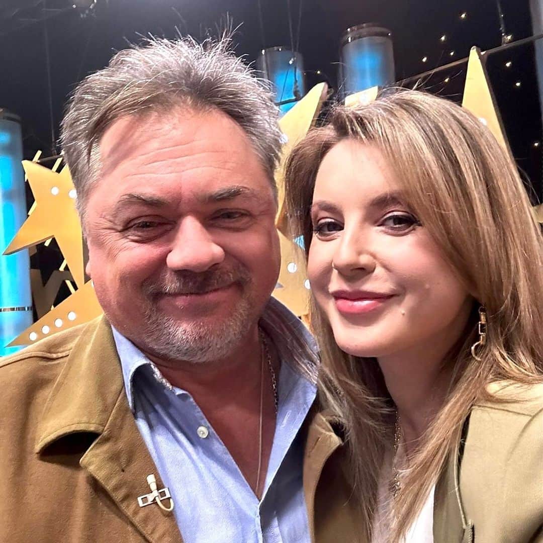 のインスタグラム：「Посетила передачу "Звезды сошлись" и знаете кого я встретила? Узнали?  Да, да, это всеми горячо любимый @andrey_anastasia_leonov ❣️  Какой ваш самый любимый фильм с его участием?👇  #иринаслуцкая #телеведущая #фигуристка #фигурноекатание #звездысошлись #андрейлеонов」
