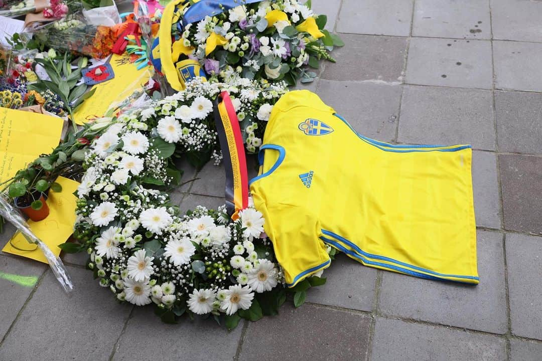 エリオ・ディルポのインスタグラム：「Notre pays rend hommage ce mercredi aux victimes de l'attentat qui vient d'ensanglanter Bruxelles.   Belges et Suédois, comme au stade Roi Baudouin le soir du match, sont main dans la main. Solidarité, entraide et détermination sont essentiels pour vaincre le terrorisme. 🇧🇪🇸🇪  Sans rien céder sur les valeurs et les règles de droit qui nous grandissent, nous allons poursuivre la lutte implacable contre ceux qui pensent pouvoir nous imposer leur barbarie.」