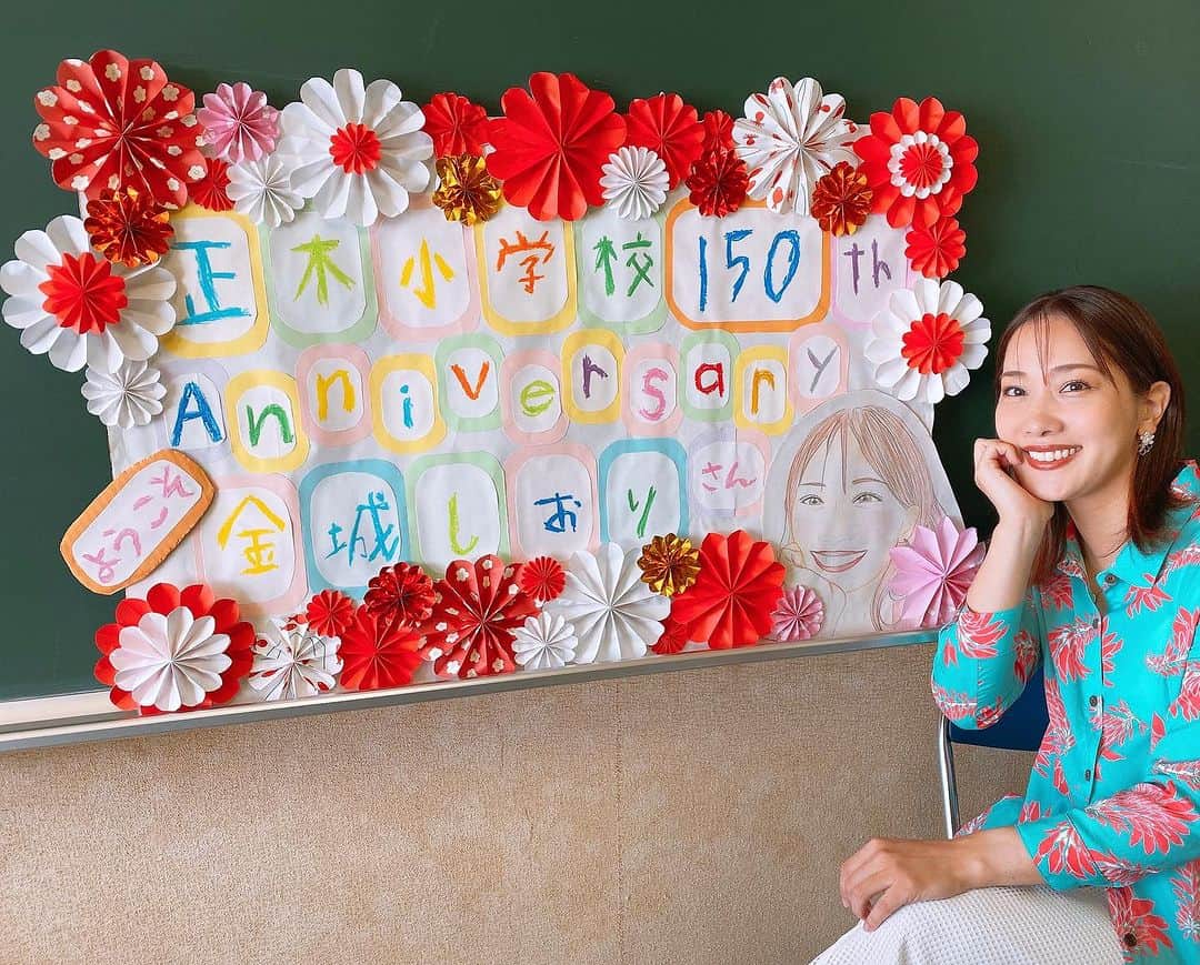 しおりのインスタグラム：「2023.10.18  岐阜羽島にある正木小学校にて LIVEしてきました🎤✨  創立150周年ということで わざわざ沖縄からゲストとして呼んでいただいたのですが 実はこの正木小学校、 15年前(2008年)に花のしおりで訪問した学校なんです🏫 （花のしおりとは、私が以前行っていた学校訪問活動)  当時の正木小学校は1000名を超えるマンモス校で 生徒の皆さんがライブ中私にサプライズをしてくれた事もあり、当時のことをよく覚えてて。  15年経ち再び同じ学校で…と感慨深いものがあり、 昨夜岐阜羽島駅に着いた時あやうく泣きそうでした😂 (急に駅で泣き出したら怖いw)  しかしながら、、 てっきり150年の学校の歴史の中で 私のライブのことを思い出し呼んでくださったと思っていたけれど、 実は全然違う理由だったことが前日に発覚。笑  正木小学校では下校時間に毎日「Smile」が流れているらしく 学校での1日を終え、 Smileの曲に押されながら校門を後にしていく 子供たちの背中をいつも眺めている校長先生が 是非！このSmileの歌手の方を学校に！ と推薦してくださったのだそう。 なんて嬉しいきっかけ🥹🥹🥹  ということで、15年ぶりに経った体育館のステージ。  当時まだ生まれてもいなかった子供たちとの今日の時間も本当に最高で、 この活動をしてきて良かったと心から思いました。  またいつかどこかで。  この時をこの瞬間を未来へ残してゆこう  正木小学校の皆さん、 ありがとうございました！！！  #しおりのおと」