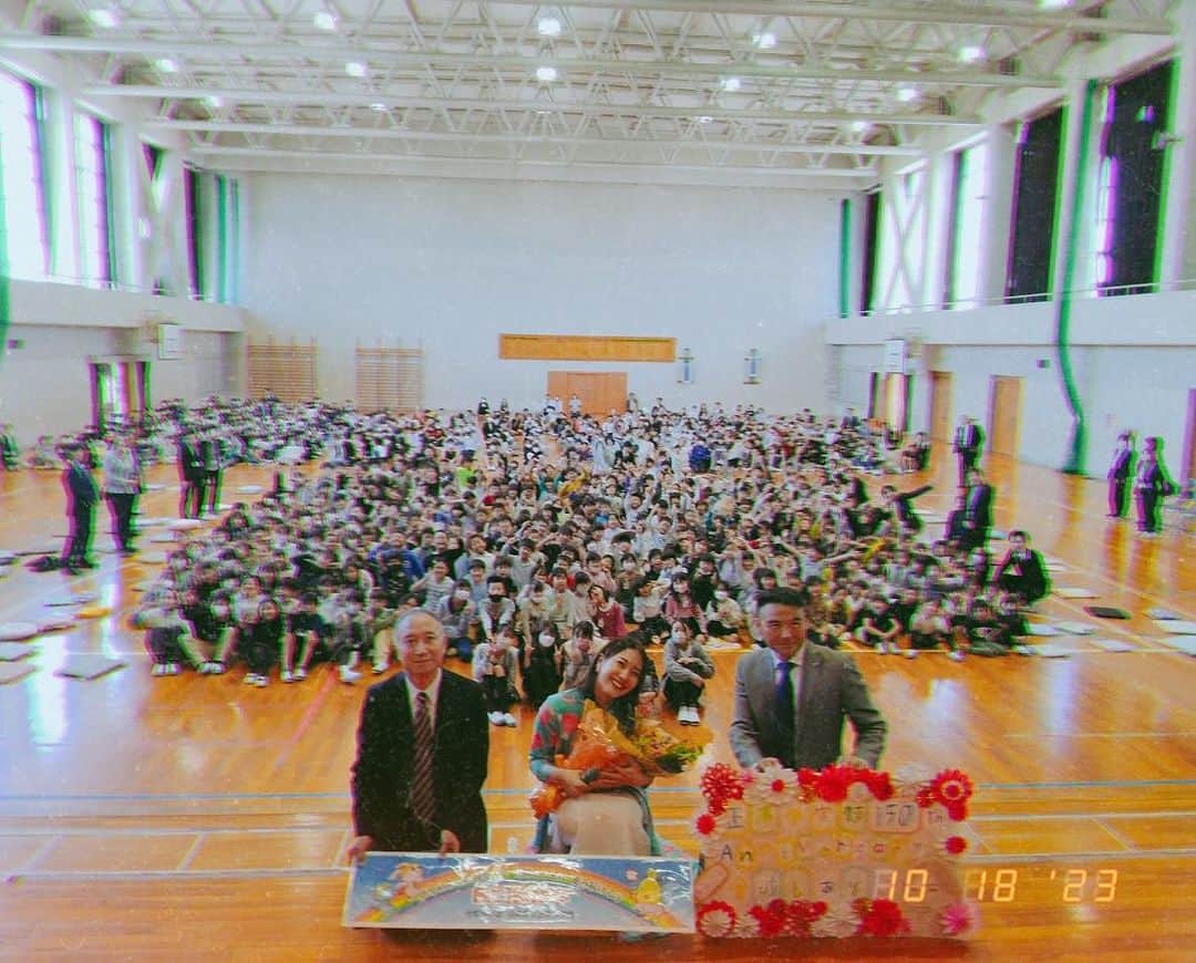 しおりさんのインスタグラム写真 - (しおりInstagram)「2023.10.18  岐阜羽島にある正木小学校にて LIVEしてきました🎤✨  創立150周年ということで わざわざ沖縄からゲストとして呼んでいただいたのですが 実はこの正木小学校、 15年前(2008年)に花のしおりで訪問した学校なんです🏫 （花のしおりとは、私が以前行っていた学校訪問活動)  当時の正木小学校は1000名を超えるマンモス校で 生徒の皆さんがライブ中私にサプライズをしてくれた事もあり、当時のことをよく覚えてて。  15年経ち再び同じ学校で…と感慨深いものがあり、 昨夜岐阜羽島駅に着いた時あやうく泣きそうでした😂 (急に駅で泣き出したら怖いw)  しかしながら、、 てっきり150年の学校の歴史の中で 私のライブのことを思い出し呼んでくださったと思っていたけれど、 実は全然違う理由だったことが前日に発覚。笑  正木小学校では下校時間に毎日「Smile」が流れているらしく 学校での1日を終え、 Smileの曲に押されながら校門を後にしていく 子供たちの背中をいつも眺めている校長先生が 是非！このSmileの歌手の方を学校に！ と推薦してくださったのだそう。 なんて嬉しいきっかけ🥹🥹🥹  ということで、15年ぶりに経った体育館のステージ。  当時まだ生まれてもいなかった子供たちとの今日の時間も本当に最高で、 この活動をしてきて良かったと心から思いました。  またいつかどこかで。  この時をこの瞬間を未来へ残してゆこう  正木小学校の皆さん、 ありがとうございました！！！  #しおりのおと」10月18日 18時23分 - shiori_kinjo