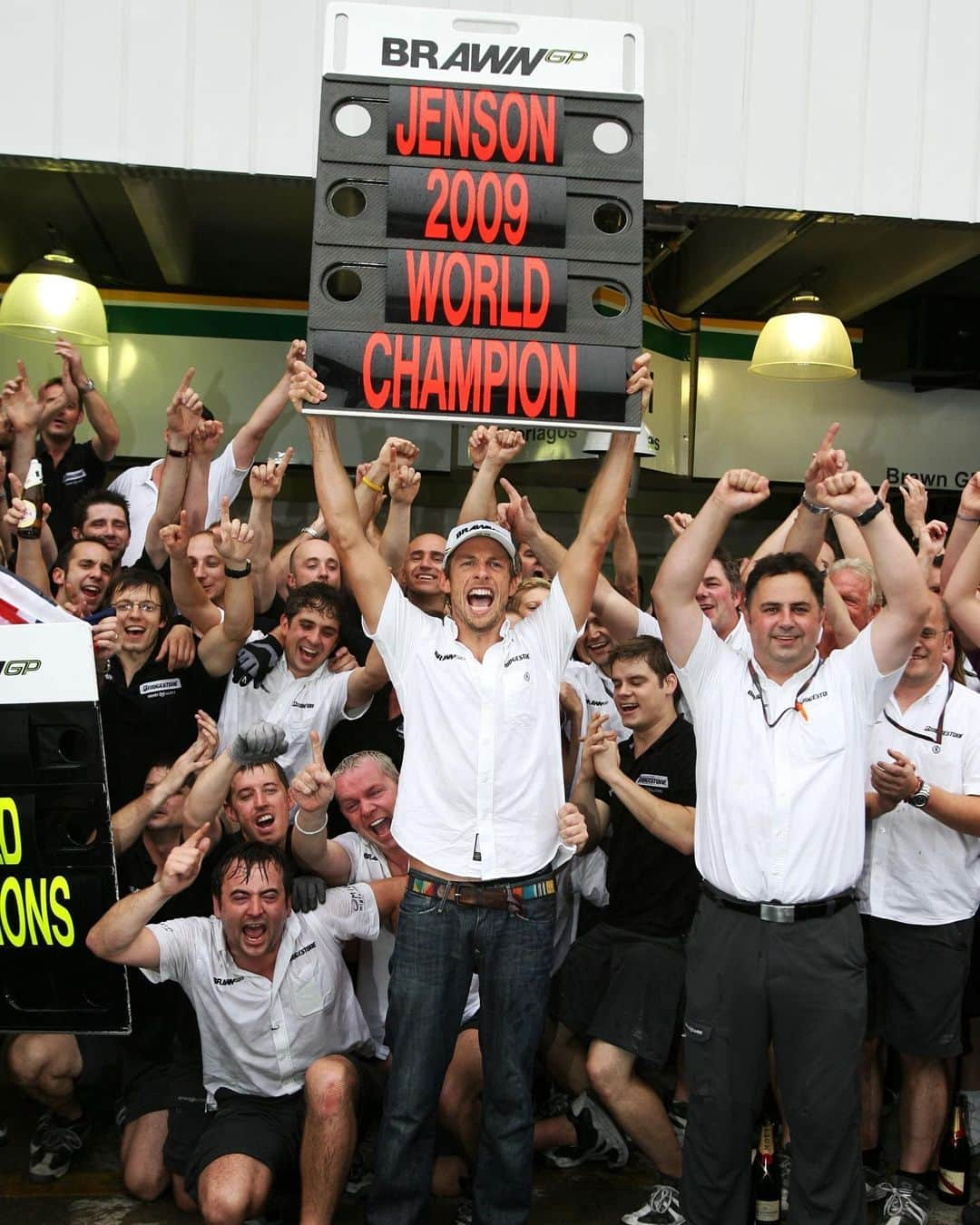 ジェンソン・バトンさんのインスタグラム写真 - (ジェンソン・バトンInstagram)「#OnThisDay 14 years ago, @jensonbutton and BrawnGP became #F1 world champions 🏆  Was this #Formula1’s greatest ever fairytale?   #BrawnGP #BrazilianGP #JensonButton #JB22 #Button #RossBrawn #Motorsport #Autosport」10月18日 18時29分 - jensonbutton