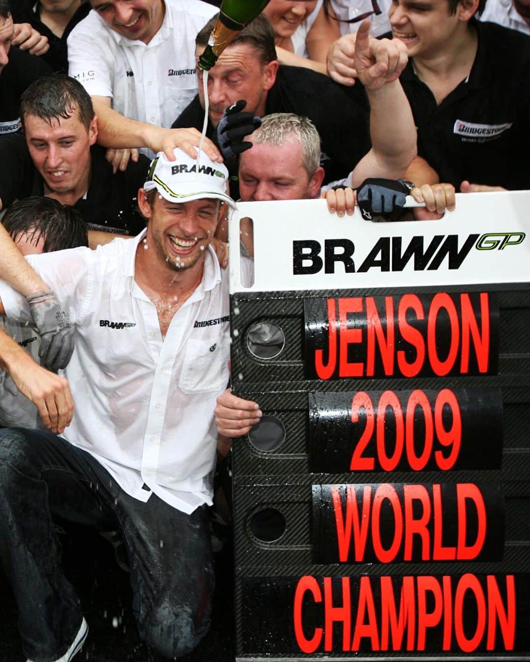 ジェンソン・バトンさんのインスタグラム写真 - (ジェンソン・バトンInstagram)「#OnThisDay 14 years ago, @jensonbutton and BrawnGP became #F1 world champions 🏆  Was this #Formula1’s greatest ever fairytale?   #BrawnGP #BrazilianGP #JensonButton #JB22 #Button #RossBrawn #Motorsport #Autosport」10月18日 18時29分 - jensonbutton