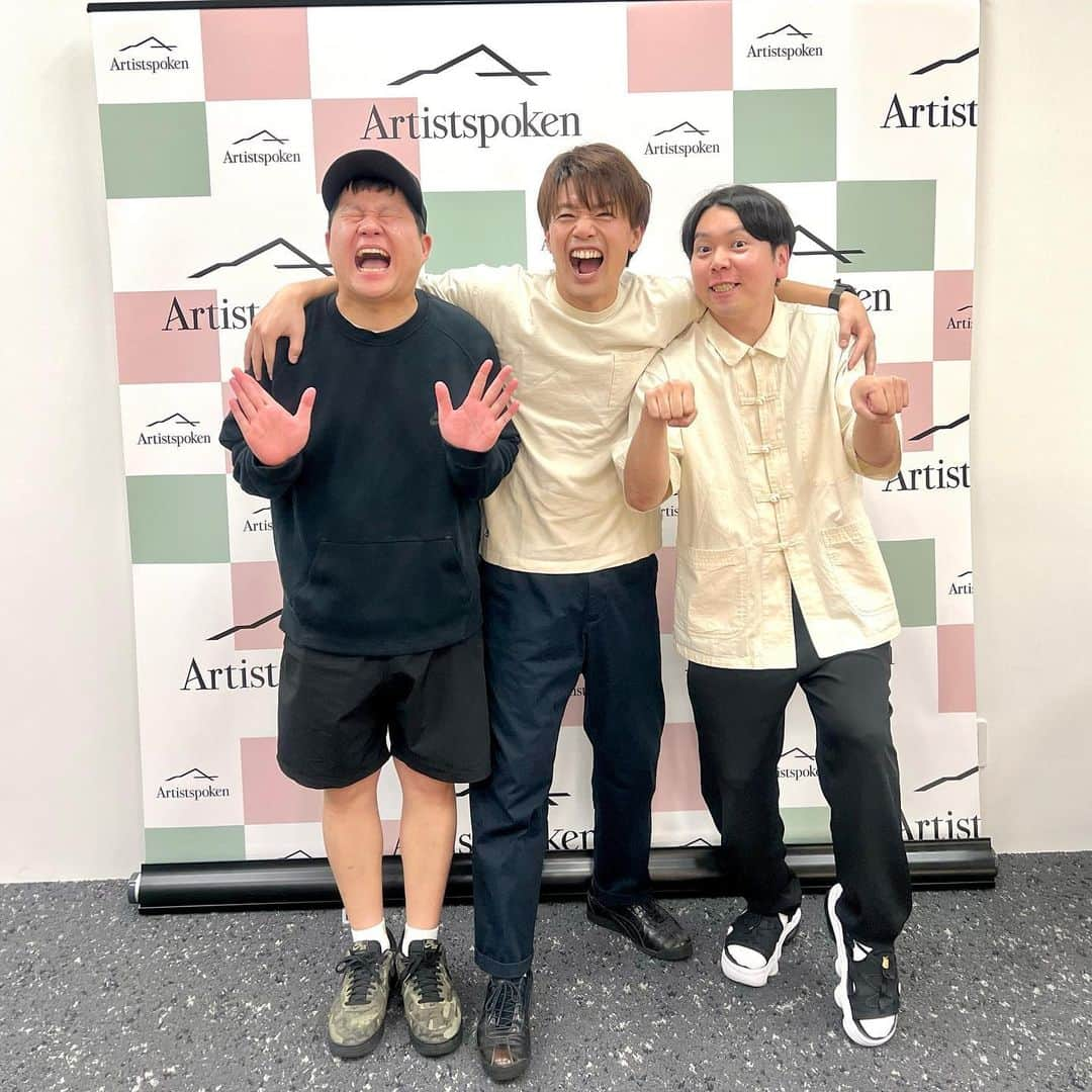 辻井亮平のインスタグラム：「本日はartist spokenの収録に行っておりました。  まだ僕しか動けなかったのでサンシャインが助けに来てくれました！  毎日色んな方に助けてもらってます。  休みやったのに来てくれてありがとう！  サンシャインに言いたかった事は言えました🙆  めちゃくちゃ楽しかったな！  話し足らんでまた来てくれな！  #サンシャイン #面白いなとかセンスあるなとかじゃない #根性あるな #って褒められた時が1番嬉しいらしい #筋金入りの男塾芸人 #おおきにな #山さん」