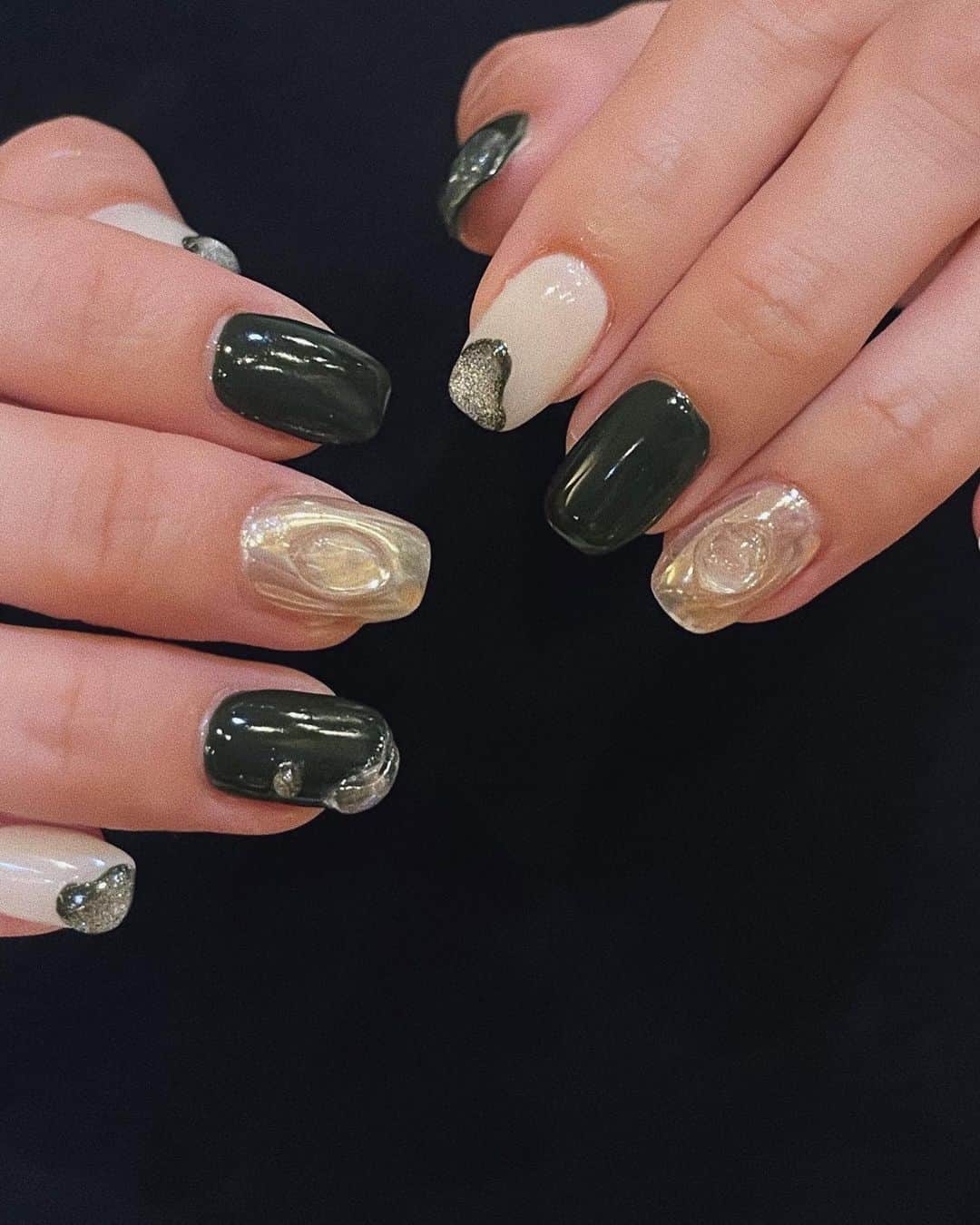 咲月美優さんのインスタグラム写真 - (咲月美優Instagram)「☽ . 9月nail 🌳⛓️ . . 💅 @epica_natsuki  . . . #nails #naildesign #ネイル #ネイルデザイン #秋ネイル #グリーンネイル #カーキネイル #大人ネイル #スクエアネイル #おしゃれネイル #マグネットネイル #ネイルサロン大阪  .」10月18日 18時25分 - s.miyutyyy