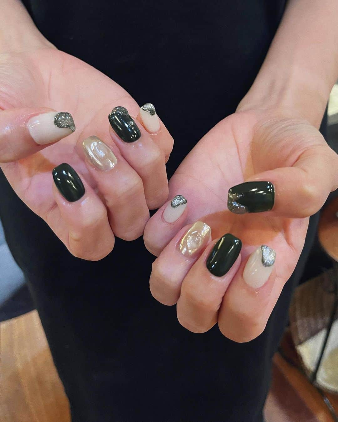 咲月美優さんのインスタグラム写真 - (咲月美優Instagram)「☽ . 9月nail 🌳⛓️ . . 💅 @epica_natsuki  . . . #nails #naildesign #ネイル #ネイルデザイン #秋ネイル #グリーンネイル #カーキネイル #大人ネイル #スクエアネイル #おしゃれネイル #マグネットネイル #ネイルサロン大阪  .」10月18日 18時25分 - s.miyutyyy