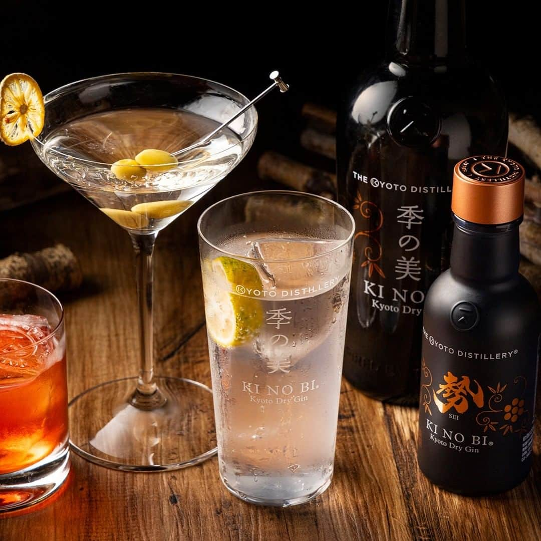 ヒルトン東京のインスタグラム：「【ZATTA Bar & Lounge】 京都産プレミアムクラフトジン「季の美」コラボレーションイベント🍸  2023年10月20日（金）5：00pmより佐久間 雅志（さくま まさし）氏をゲストバーテンダーとして迎えて贈る一夜限りのコラボレーションイベントを開催いたします。 オリジナルカクテル3種に加えて、佐久間氏が考案したスペシャルカクテル2種をご提供。 伝統的な英国のバーシーンと京都の深い伝統を知り尽くした同氏だからこそ紡ぎだせる、和酒と洋酒の垣根を超えた個性的なカクテルをどうぞお楽しみください✨  Kyoto Premium Craft Gin “Kinobi” Collaboration Event  We are pleased to announce a one-night-only collaboration event featuring guest bartender Masashi Sakuma on Friday, October 20, 2023, starting at 5:00 pm.  In addition to three original cocktails, we will be offering two special cocktails created by Mr. Sakuma. With his profound knowledge of the traditional British bar scene and the rich traditions of Kyoto, he crafts unique cocktails that transcend the boundaries of Japanese and Western spirits🍸  Enjoy these distinctive cocktails!!」