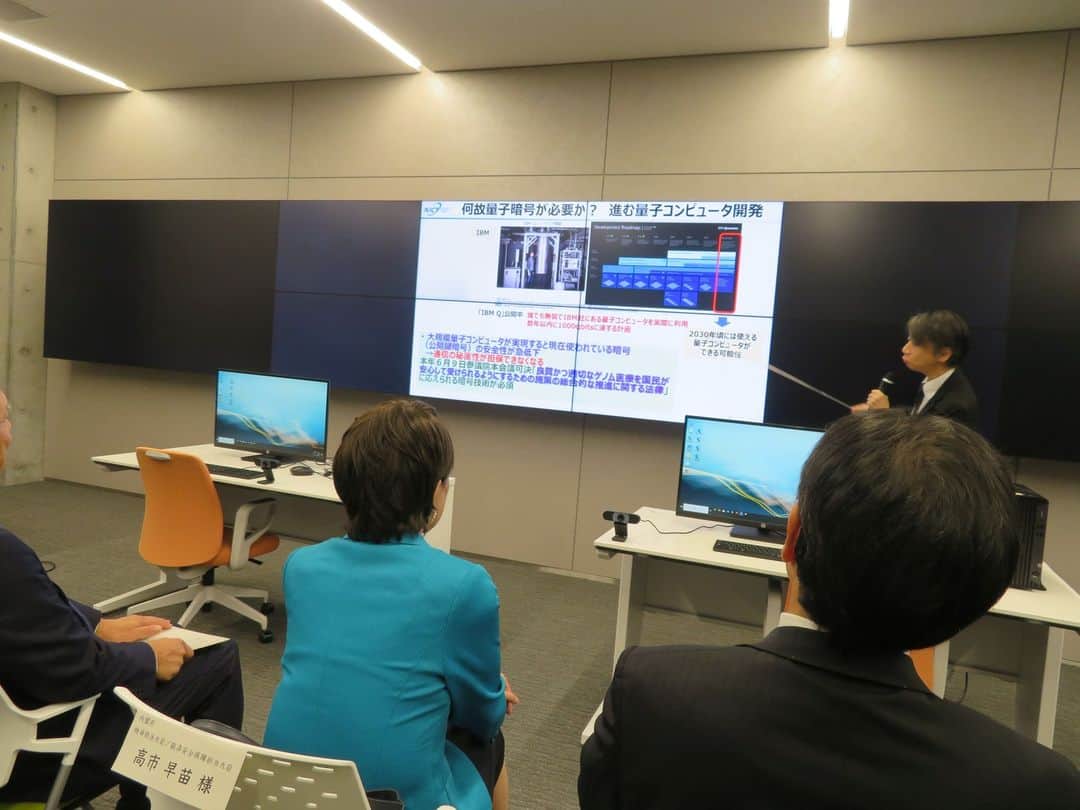高市早苗のインスタグラム：「10月18日 国立研究開発法人情報通信研究機構（NICT）視察」