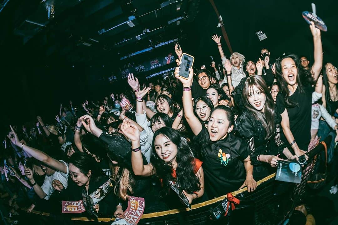 MIYAVI（石原貴雅）さんのインスタグラム写真 - (MIYAVI（石原貴雅）Instagram)「Thank you, Chengdu, you were incredible!! 🤩  It was great seeing all of your faces singing and dancing along 🎶 Let’s do it again soon!   TONIGHT: BEJING ⭐️🎸」10月18日 18時36分 - miyavi_staff