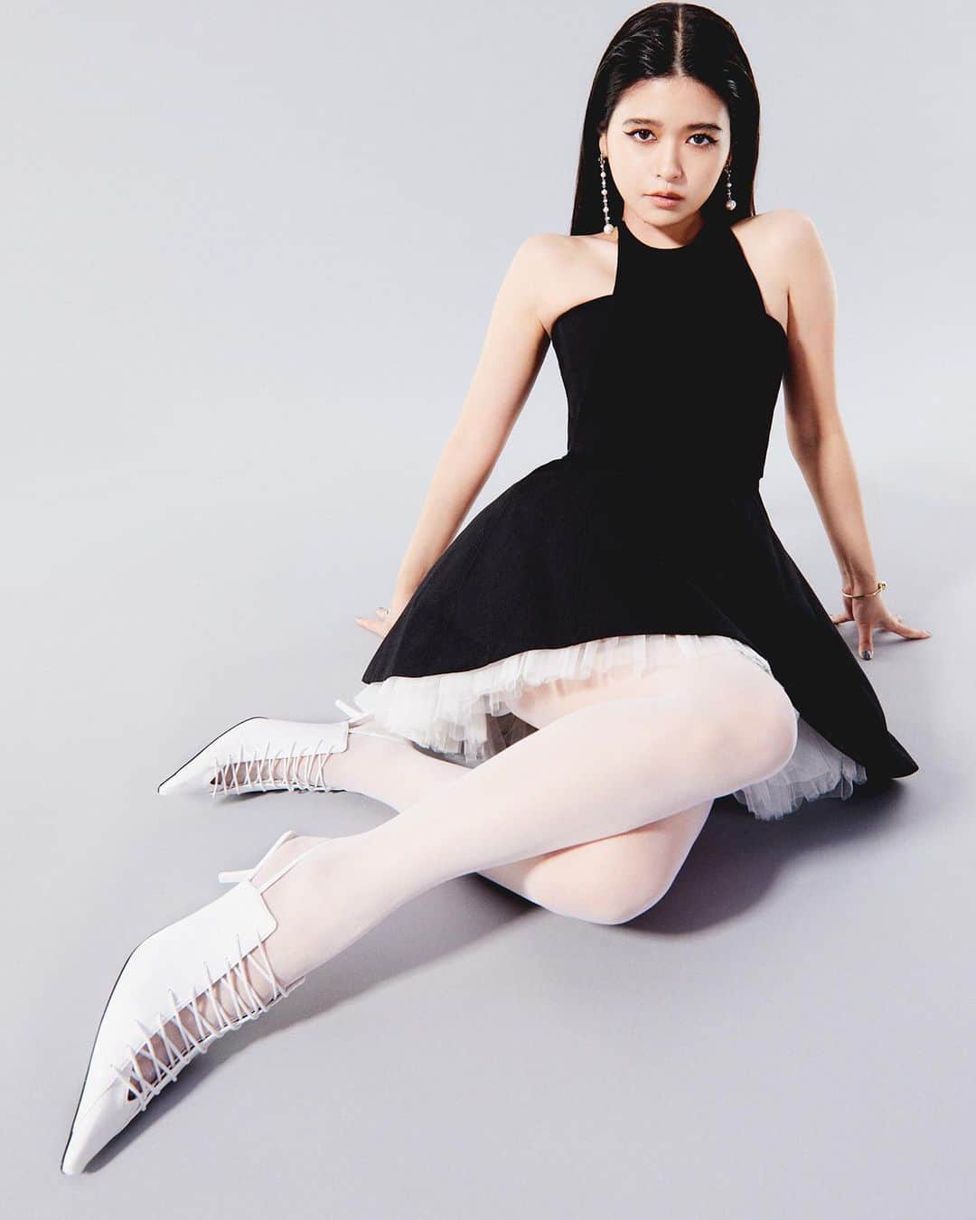 景井ひなのインスタグラム：「Blending refinement and rebellion in Jimmy Choo / Jean Paul Gaultier 🪽🔨  @jimmychoo とJean Paul Gaultierがコラボレーションした 特別なコレクションが発売👢⛓️  白という上品な色にどこか反骨精神を感じる尖った形が 私好み過ぎて刺さりました💘可愛い〜  #PR #jimmychooxjpg」