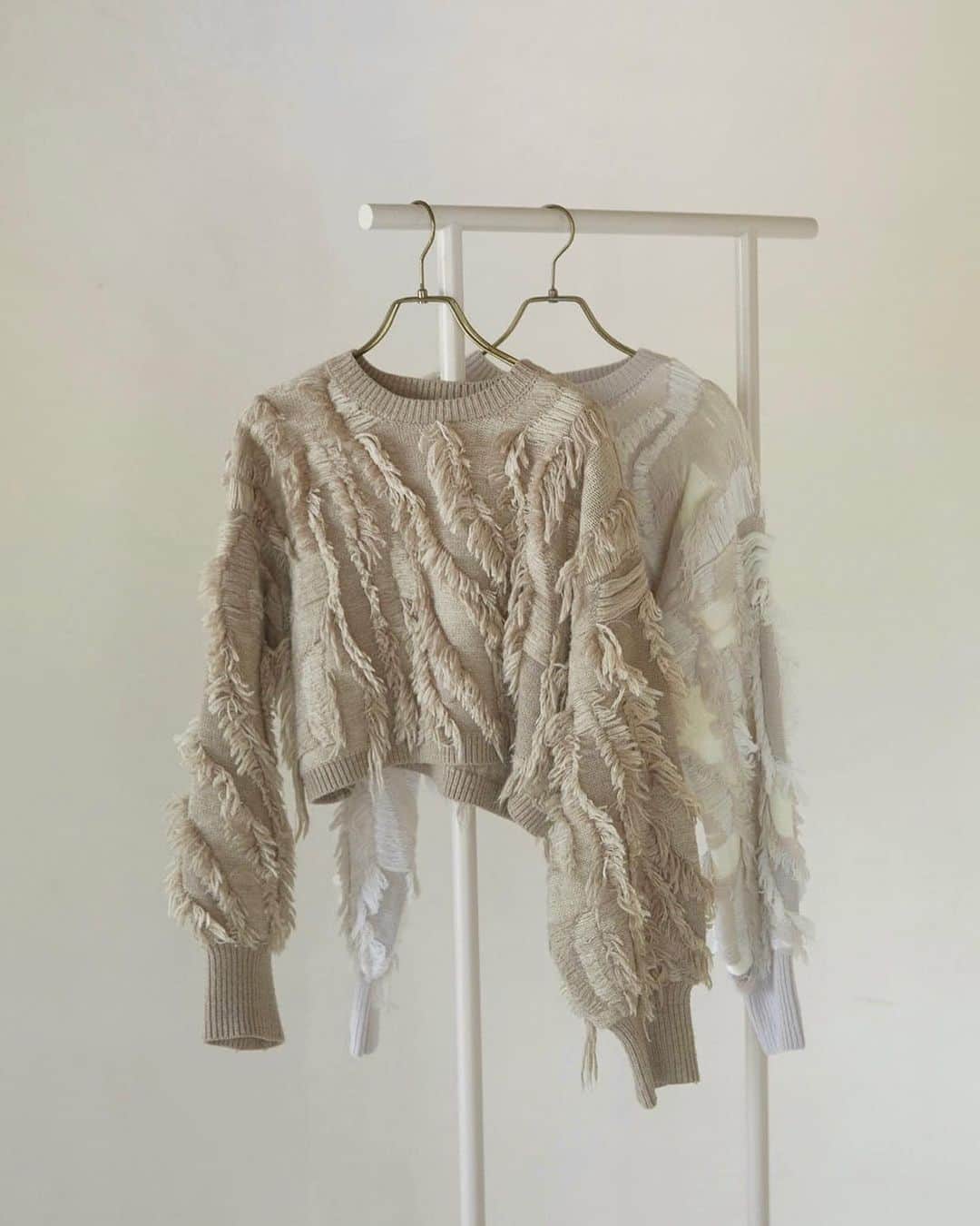 のインスタグラム：「#recommend ✔︎Marble fringe short ニット ¥13,200(tax in) . . 詳しくはWEB STORE(@acym_official )のTOP URLよりご覧ください。  #ACYM #ootd #outfit #ニット #カーディガン #ロングブーツ #ロングブーツコーデ #ブーツ #秋服 #秋コーデ」
