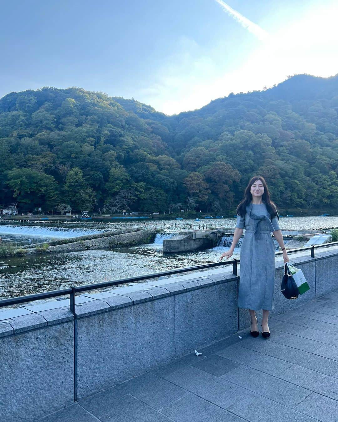 森川侑美さんのインスタグラム写真 - (森川侑美Instagram)「なびく雲と髪〜☁️☁️🫧  今日の今日の嵐山🚣‍♀️ 少し散歩したら と〜ってもいい気候で気持ちよかった..！  秋は一瞬で過ぎ去ってしまいそうなので 思い出に残しておこう📷（◞‿◟）💭  #嵐山#秋#食欲の秋#芸術の秋#スポーツの秋#おしゃれの秋」10月18日 18時30分 - yumi.morikawa322