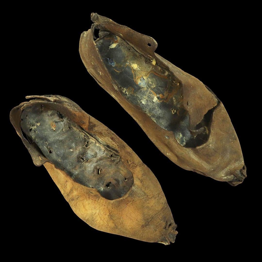 大英博物館のインスタグラム：「Our #LegionExhibition explores life in settled military communities across the Roman empire – from Scotland to the Red Sea – through the people who lived it.  Spectacular examples of arms and armour are accompanied by first-hand documents, representations of soldiers and their families, and rare survivals of everyday military life – including these leather children’s shoes, which are nearly 2,000 years old.   🎫 Don’t miss out on our #LegionExhibition early bird offer – secure your discounted tickets now and save at least 20%. Book via the link in our bio or at britishmuseum.org/legion.   ⚔ ‘Legion: life in the Roman army’ opens 1 February 2024  🔎 A pair of children’s shoes from Vindolanda, England, AD 85-410, © The Vindolanda Trust.  #BritishMuseum #LegionExhibition #AncientRome #RomanArmy #RomanBritain」
