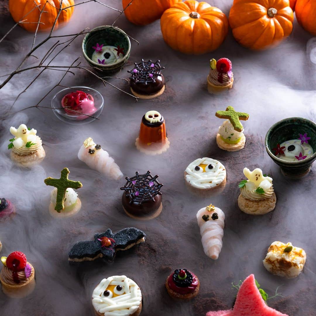 のインスタグラム：「It’s time for our annual Halloween Afternoon Tea with magical delights awaiting you at Park Hyatt Tokyo. Join us for this whimsical menu at The Peak Lounge from Friday, October 27, through Tuesday, October 31.  ハロウィンのマジカルなモチーフが登場するスペシャルアフタヌーンティーは10月27日（金）～31日（火）までの5日間限定メニュー。開放感に満ちた空間で魔法のようなひとときを楽しまれてはいかがでしょう。  Share your own images with us by tagging @parkhyatttokyo —————————————————————  #ParkHyattTokyo #ParkHyatt #Hyatt #luxuryispersonal #halloween #happyhalloween #afternoontea #halloweensfternoontea #thepeaklounge #パークハイアット東京 東京  #ハロウィン #ハロウィーン #ハロウィンアフタヌーンティ #アフタヌーンティ #ホテルアフタヌーンティー #ピークラウンジ  @julien_perrinet  @chef_thibault_chiumenti enti」