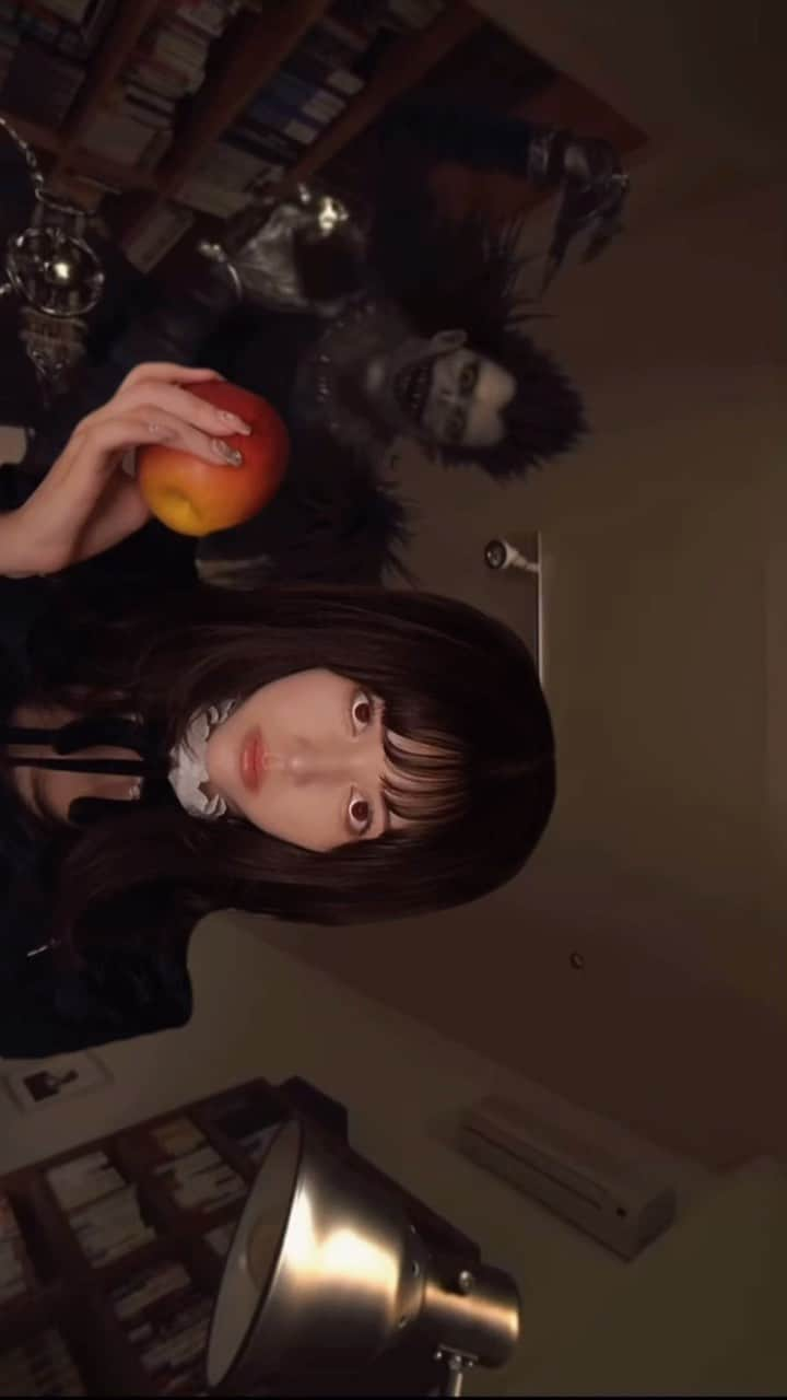 峯りあなのインスタグラム：「あげねーよ？🍎　#deathnote  #デスノート」