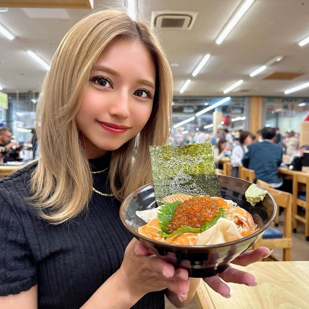 なーちゃんのインスタグラム：「・ 和歌山のとれとれ市場に行ってきたよ🐟 海鮮丼安くて美味しかった🍣 サイズもちょうど良くてペロリ😋✨✨ ・ みかんジュースも美味しかったよ🍹 500円くらいの瓶のみかんジュースを買って、おいしすぎて一瞬で飲みきっちゃった😂🍊 ・ ・ ・ #和歌山 #和歌山観光 #和歌山グルメ #和歌山ランチ #海鮮丼 #とれとれ市場 #みかんジュース」