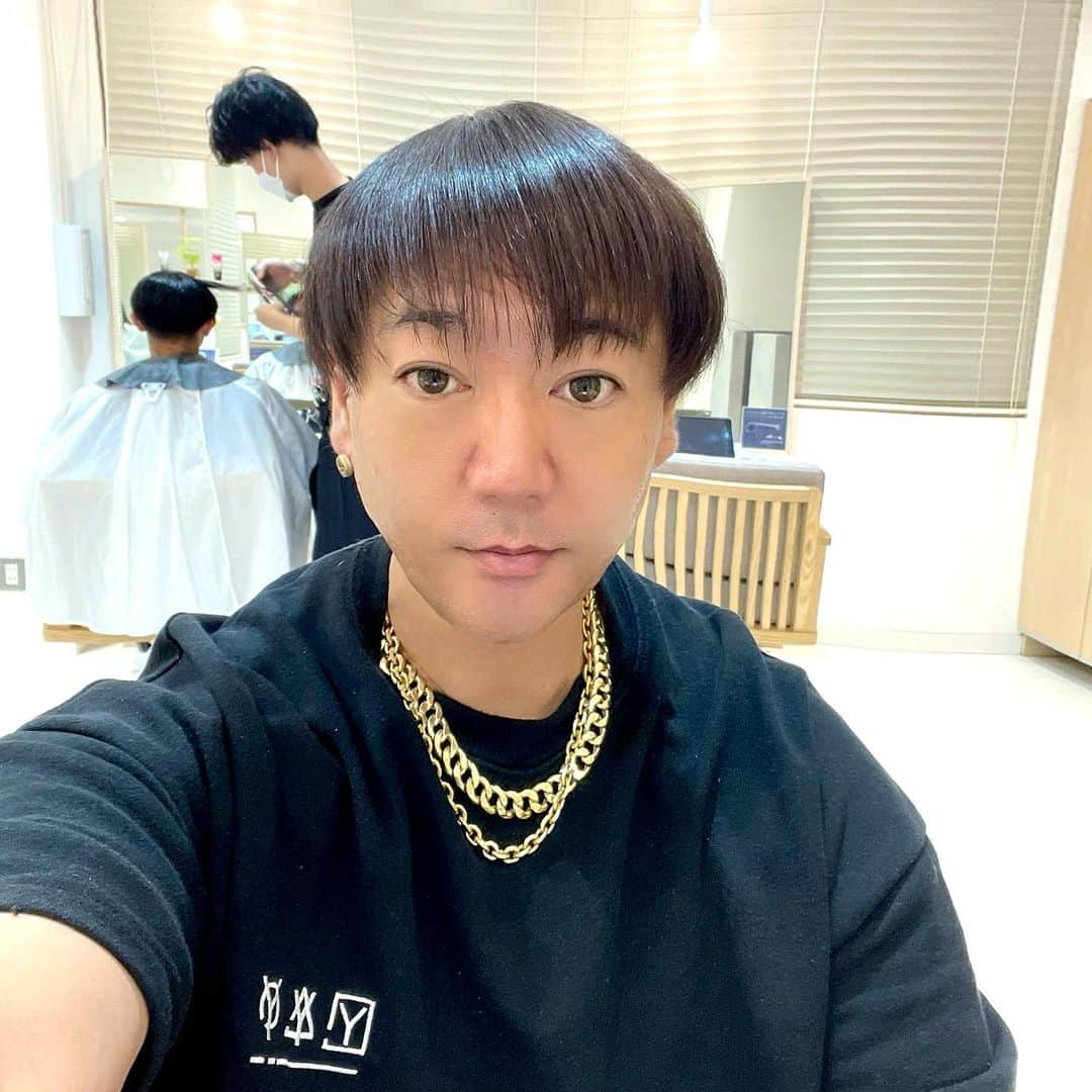 キングケバブ店長のインスタグラム：「2ヶ月ぶりに髪切ったよ💇‍♂️✨✨✨ 写メはビフォーアフター  #キングケバブ 店長  #ヘアカット」