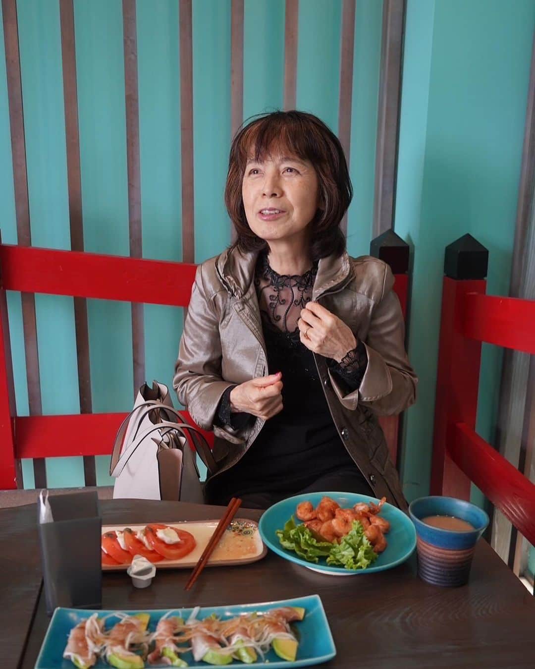 Yuri Sakuraiさんのインスタグラム写真 - (Yuri SakuraiInstagram)「お店で出している〝にんじんしりしり〟は、沖縄出身の母が作り方を教えてくれました。  自分がカフェを運営すると言った時、応援してくれながらもずっと心配をしていた母。  東京にお店があった時も週に何度もカフェに来てくれて仲間たちに差し入れをしてくれたり、 食事に連れて行ってくれたり優しく接してくれていました！  経営が難しい中で何度も諦めそうになりながら、 少しずつ周りの方々との良いご縁が増え10年間 カフェを継続をすることができ、  脳梗塞で父が倒れて半身不随になり現在 体が不自由な事もあって、 冬に気温が下がる東京よりも沖縄の方が動きやすいからと母は5年ほど前に故郷に戻っていました。  コロナの影響で 東京のお店はオープンすることさえ難しくなり、  この機会に沖縄に移住をする事と沖縄の瀬長島にあるウミカジテラスに移店を決めた時は、 また心配しながらも側に入れることに少し嬉しそうな顔をしていた気がします。  自分のことより人の事ばかり気にかけている母の体は 持病でずっと心臓が弱く、 歳をとってから余計に発作が多くなり救急車で運ばれてしまう事も増えました！  沖縄と東京で離れていた時は 沖縄の親戚からの仕事中に電話で病院に運ばれた報告を受け、 すぐにチケットを取り母のもとへ飛んで行った事もあります。  今も、発作が起きる事もありますが自分や仲間たちが側にいることが安心する理由のひとつになれているようで自分も嬉しいです！  そして、無事に沖縄にお店を出店して2年が過ぎ、父も母も天気のいい日に遊びにきては瀬長島から見える海と飛行機を眺めて食事を楽しんでくれています！  カフェのメニューには、 母が小さい時、自分がすごく好きでお鍋いっぱいに作ってくれていた にんじんしりしりの味をそのまま表現して出したいと母に伝えて、 レシピを教えて頂き昨年からお店のフードとして出す事が出来ました！  「シリシリー」とは、 「すりおろす動作」すりおろす時の音の「すりすり」を表す沖縄県の方言で、  栄養を体に入れて欲しいと手作業であんなにたくさんのにんじんをすりおろす母の愛情を感じるとても素敵な沖縄の郷土料理だなと思います。  母は、2人兄弟だった兄を30歳になる前に亡くし寂しい思いをしているからその倍、 息子として人生を楽しさを持たせてあげられるよう自分できる事をしていきたいと思います⭐︎  #にんじんしりしり #沖縄 #おつまみ #母の味 #郷土料理  #沖縄力フェ#沖縄南部カフェ#沖縄観光 #瀬長島#ウミカジテラス#瀬長島ウミカジテラス #沖縄移住#沖縄移住生活 #𝗆𝗄𝖼𝖺𝖿𝖾#𝗈𝗄𝗂𝗇𝖺𝗐𝖺#𝗎𝗆𝗂𝗄𝖺𝗃𝗂𝗍𝖾𝗋𝗋𝖺𝖼𝖾#𝗈𝗄𝗂𝗇𝖺𝗐𝖺𝗅𝗂𝖿𝖾」10月18日 18時34分 - yuri_sakuraiii