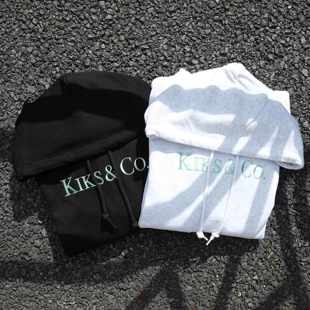 KIKSTYOのインスタグラム：「. KIKS&Co. HOODIE.  先シーズン大人気だったグラフィックを刺繍で表現したフーディ。  12ozの裏パイル生地に、シンプルながらフロントの”KIKS&Co.”の刺繍が映えている。  注）お電話でのご注文、お問い合わせはKIKSTYO HEAD SHOP03-5766-6482までお願い致します。  実店舗と在庫を共有しております。多少のお時間差にて欠品になることもございます。予めご了承頂ますようお願い致します。  画像はサンプルです。実際とは若干異なる場合がございます。 #kikstyo #kiks&co #newarrivals」