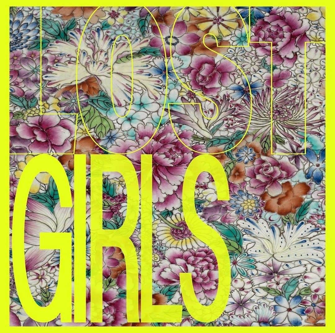 艾未未のインスタグラム：「Lost Girls exhibition hosted by @flowersgallery and created and curated by @infems_artcollective is now open. Presented by @warchilduk and featuring my work ‘Plate with Flowers’, the exhibition is a must-see. All funds from the sale of ‘Plate with Flowers’ will be donated to War Child.   View the works here 🔗  https://www.artsy.net/show/flowers-lost-girls/?sort=partner_show_position    Coinciding with the UN’s International Day of the Girl Child, the exhibition boldly addresses the profound challenges faced by girls affected by war, with a focus on resilience rather than victimhood. The exhibition aims to raise funds for War Child’s crucial work, providing support to children and their families in 15 countries worldwide.」