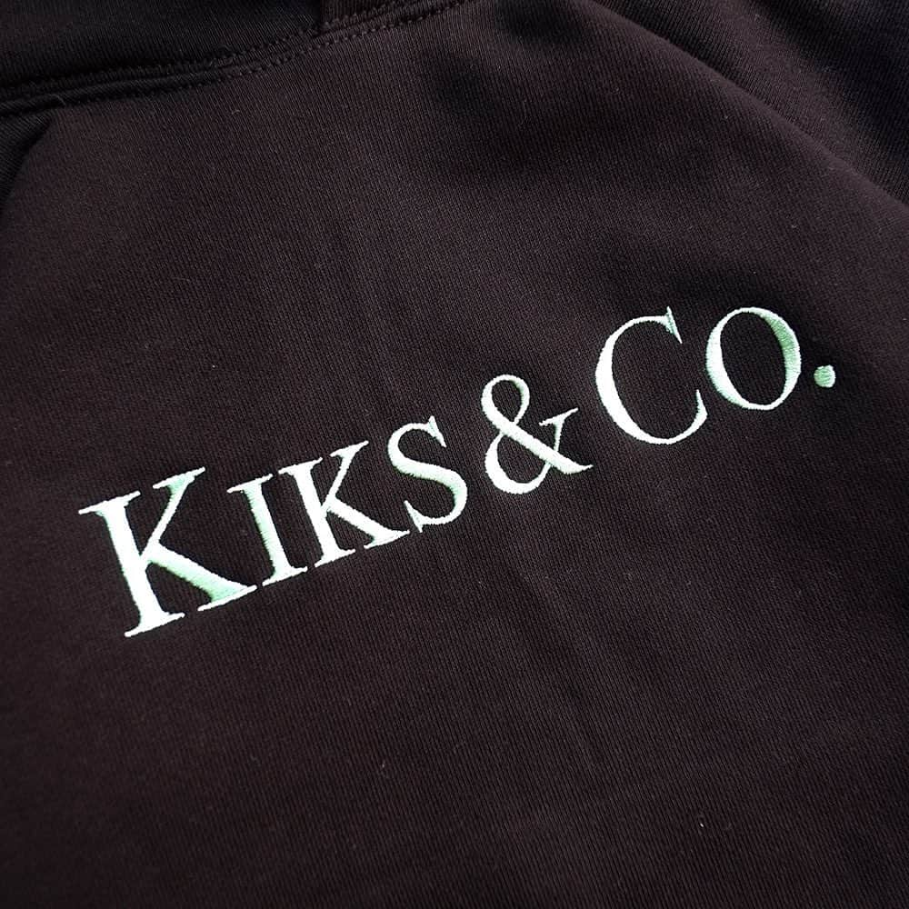 KIKSTYOさんのインスタグラム写真 - (KIKSTYOInstagram)「. KIKS&Co. HOODIE.  先シーズン大人気だったグラフィックを刺繍で表現したフーディ。  12ozの裏パイル生地に、シンプルながらフロントの”KIKS&Co.”の刺繍が映えている。  注）お電話でのご注文、お問い合わせはKIKSTYO HEAD SHOP03-5766-6482までお願い致します。  実店舗と在庫を共有しております。多少のお時間差にて欠品になることもございます。予めご了承頂ますようお願い致します。  画像はサンプルです。実際とは若干異なる場合がございます。 #kikstyo #kiks&co #newarrivals」10月18日 18時34分 - kikstyo