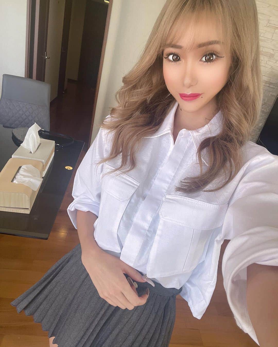 RIIAのインスタグラム：「少しずつだけど地毛伸びてきた🥺💓 やーっと明日化粧する予定できた🤣」