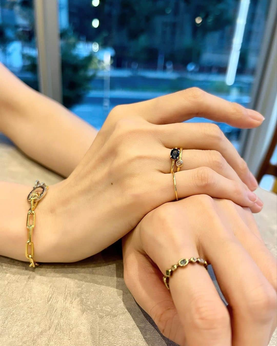 東麻美のインスタグラム：「いつかのjewelry  秋冬のニットに合わせるのもワクワクしてきた🧡  ブルーサファイアのリングも @27.allen_me.time の #myturn で母から譲り受けたものをリフォームしてもらいました😊  手が・・・でかっ👂✋  #ヴァンセットアレン #jewelry#ジュエリー」