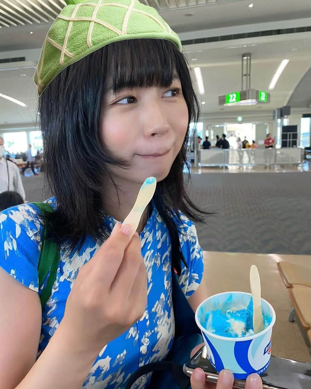 山口めろんのインスタグラム：「ワンピースと同じ色のアイス食べたー(●^▽^●)/」