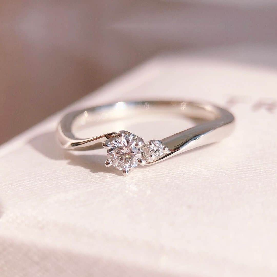 TRECENTI トレセンテのインスタグラム：「しなやかなS字ラインの中央には、2人が仲睦まじく寄り添う様子を表した2石ダイヤモンド。 シンプルだからこそ際立つダイヤモンドと、美しい曲線の輝きをお楽しみいただけます。  ———————————————  #トレセンテ #trecenti  #婚約指輪 #結婚指輪 #エンゲージリング #マリッジリング #ブライダルリング #ブライダルジュエリー #指輪選び #指輪探し #つけ心地 #内甲丸 #ダイヤモンド #ピンクダイヤモンド #s字  #ウェーブリング  #婚姻届 #プレ花嫁 #プレ花嫁さんと繋がりたい #日本中の花嫁さんと繋がりたい #日本中のプレ花嫁さんと繋がりたい #ブライダル専門店 #結婚式前撮り #全国のプレ花嫁さんと繋がりたい #プロポーズ #サプライズプロポーズ #プロポーズ準備 #重ねづけ #重ねづけリング #セットリング」