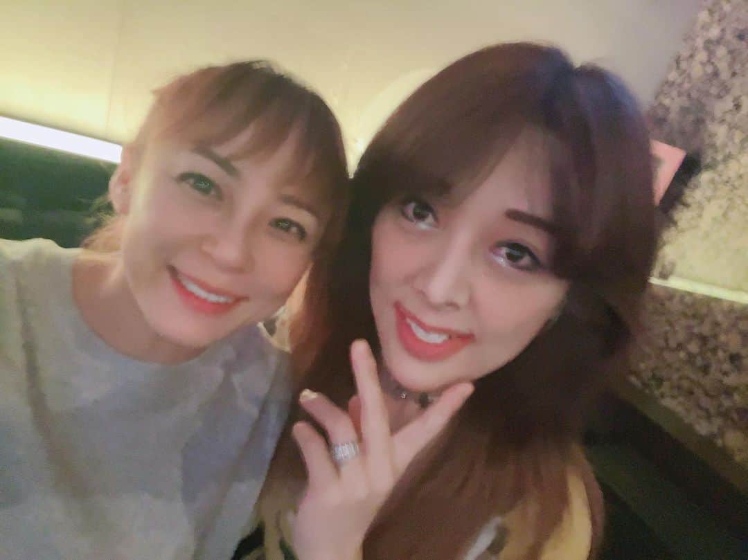 のインスタグラム：「.  20年くらいの付き合い  なっがwwww  しずか姉は、私のことを 「会長」と呼ぶ。。  なんでやねん  #大阪 #みなみ」