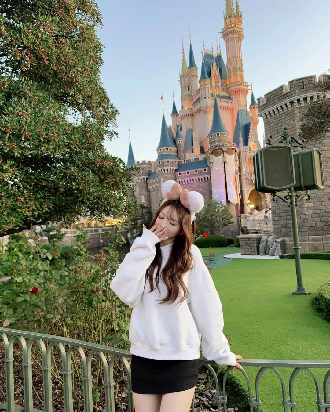 AYUのインスタグラム：「🏰🤍  #plog #ディズニーランド #ディズニーコーデ #Dハロ #ミッキーワッフル #ディズニーフォト」