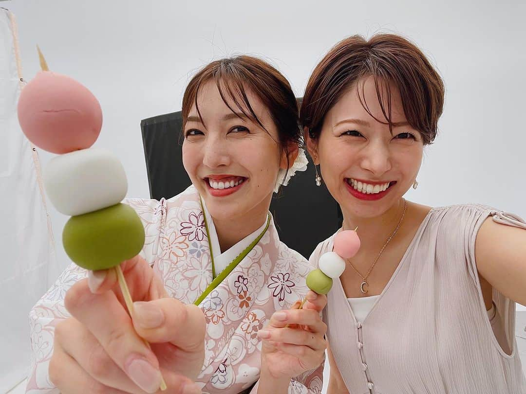 小澤陽子のインスタグラム：「📅🍡  来年2024年のフジアナカレンダー、本日発売🍒  今回のカレンダー〝Share Happiness〟は、 えびちゃんがプロデュースしてくれました☺️💐 頼もしき えびＰ、お疲れさま！🦐🩵💜  普段着ない、ほんのりピンク。🌸 かわいらしい着物を着付けていただいての撮影でした👘  フジテレビショップ『フジさん』🗻 または、オンラインで購入できます✨  #フジアナ #フジテレビアナウンサー  #ShareHappiness #フジアナカレンダー2024」