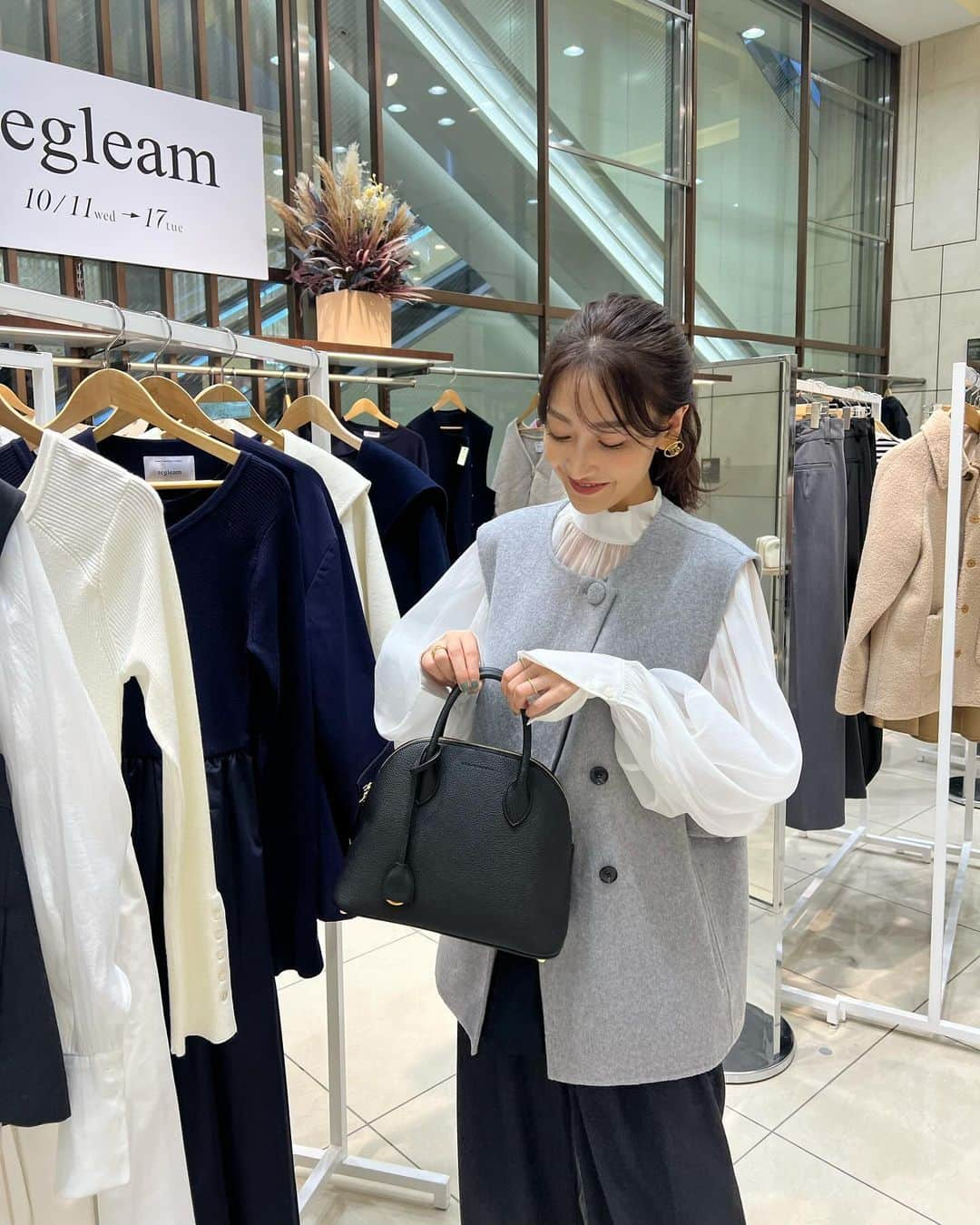 金子麻貴のインスタグラム：「名古屋POPUPにお越し頂きありがとうございました。  何度も足を運んでくださる方も多く会期中にまたお会い出来てとても嬉しかったです🥰✨  初日の予約枠や整理券などご来店頂くのにお手間やお時間をかけてしまうことになりましたが皆さんお忙しい中、本当にありがとうございました。  遠方の方も沢山リモショピをご利用してくださったみたいでありがとうございます🥺🙏✨また皆さまにお会い出来ること楽しみにしています！！  発売前からお問合せ殺到のエンボスロゴニットや即完売だったウールベストなどオンラインの発売、再販は25日20:00からです🩷  @re_gleam   エンボスロゴニット.ウールベスト.ボーダーロンT.ステッチブラウス.リブ切り替えワンピ.袖口リボンブラウス  まだ新作のページ公開されてませんがもう少しお待ちください。その他のアウター類はもう少し先になりますのでまたお知らせします🙏✨  一枚目のバッグは ジェイアール名古屋タカシマヤさんのBag.shoes&accessory selection でセレクトさせて頂いたもの。5階にも24日まで少しセレクトアイテムが飾ってありますので是非お立ち寄りください🤗  @jrnt_style   #regleam#ジェイアール名古屋タカシマヤ#アウター#コート#ベスト#ブラウス#秋コーデ#冬コーデ#サロペット#ママコーデ#シンプルコーデ」