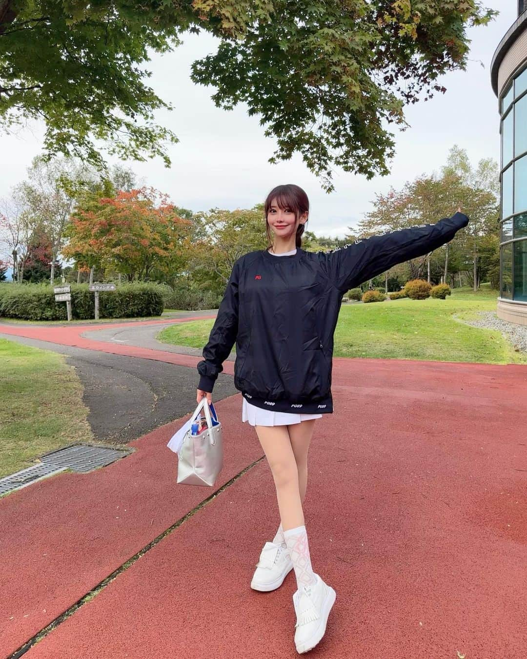 MAYUさんのインスタグラム写真 - (MAYUInstagram)「. 北海道ゴルフ⛳️❤️‍🔥 . 北海道の芝は他と違うってきいてたんだけど、 本当に違った！！ ターフもめちゃくちゃおっきいのが 『ぼてんっ』と飛んでく感じで面白かった！（語彙力😇） . ヒートテックも着てたんだけど、思っていたより寒すぎて上着借りたよ❄️ ぶかぶかだけど本当に助かった〜🙏✨ . 折角かわいいウェア着てたのに 見えなくなっちゃったのは少し残念だったけど。。🥹❤️‍🩹 . . #ゴルフ女子#ゴルフ#ゴルフウェア#北海道#北海道ゴルフ#北海道旅行#早来カントリー倶楽部#golf#golflife#golfstagram#golfcourse#golfclub#golfaddict#fairliar#golfwear#japan#hokkaido」10月18日 18時44分 - mayu.kina_golf