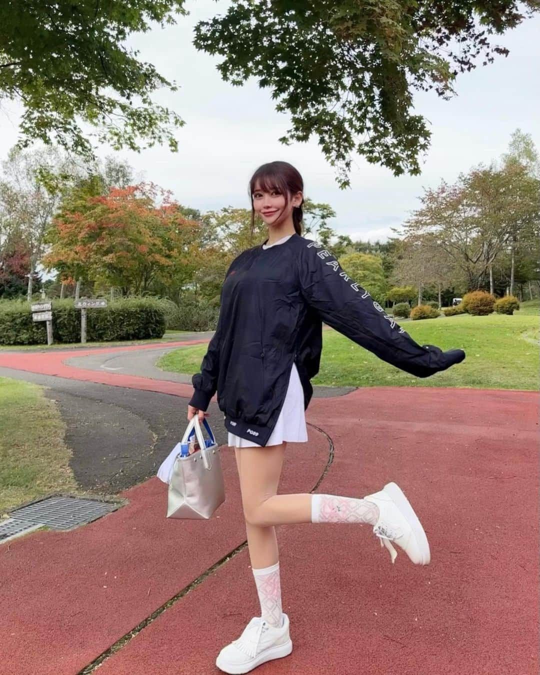 MAYUさんのインスタグラム写真 - (MAYUInstagram)「. 北海道ゴルフ⛳️❤️‍🔥 . 北海道の芝は他と違うってきいてたんだけど、 本当に違った！！ ターフもめちゃくちゃおっきいのが 『ぼてんっ』と飛んでく感じで面白かった！（語彙力😇） . ヒートテックも着てたんだけど、思っていたより寒すぎて上着借りたよ❄️ ぶかぶかだけど本当に助かった〜🙏✨ . 折角かわいいウェア着てたのに 見えなくなっちゃったのは少し残念だったけど。。🥹❤️‍🩹 . . #ゴルフ女子#ゴルフ#ゴルフウェア#北海道#北海道ゴルフ#北海道旅行#早来カントリー倶楽部#golf#golflife#golfstagram#golfcourse#golfclub#golfaddict#fairliar#golfwear#japan#hokkaido」10月18日 18時44分 - mayu.kina_golf