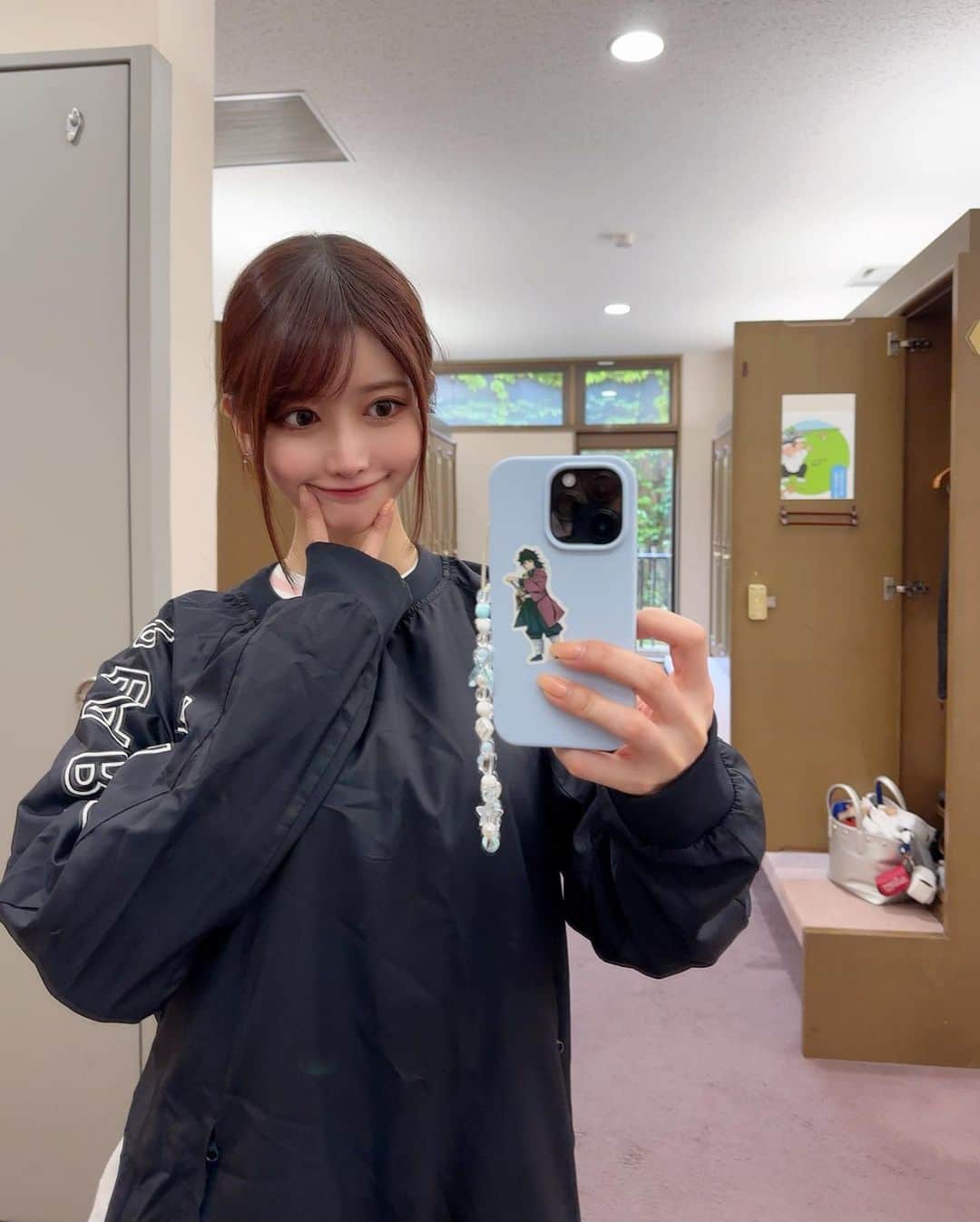 MAYUさんのインスタグラム写真 - (MAYUInstagram)「. 北海道ゴルフ⛳️❤️‍🔥 . 北海道の芝は他と違うってきいてたんだけど、 本当に違った！！ ターフもめちゃくちゃおっきいのが 『ぼてんっ』と飛んでく感じで面白かった！（語彙力😇） . ヒートテックも着てたんだけど、思っていたより寒すぎて上着借りたよ❄️ ぶかぶかだけど本当に助かった〜🙏✨ . 折角かわいいウェア着てたのに 見えなくなっちゃったのは少し残念だったけど。。🥹❤️‍🩹 . . #ゴルフ女子#ゴルフ#ゴルフウェア#北海道#北海道ゴルフ#北海道旅行#早来カントリー倶楽部#golf#golflife#golfstagram#golfcourse#golfclub#golfaddict#fairliar#golfwear#japan#hokkaido」10月18日 18時44分 - mayu.kina_golf