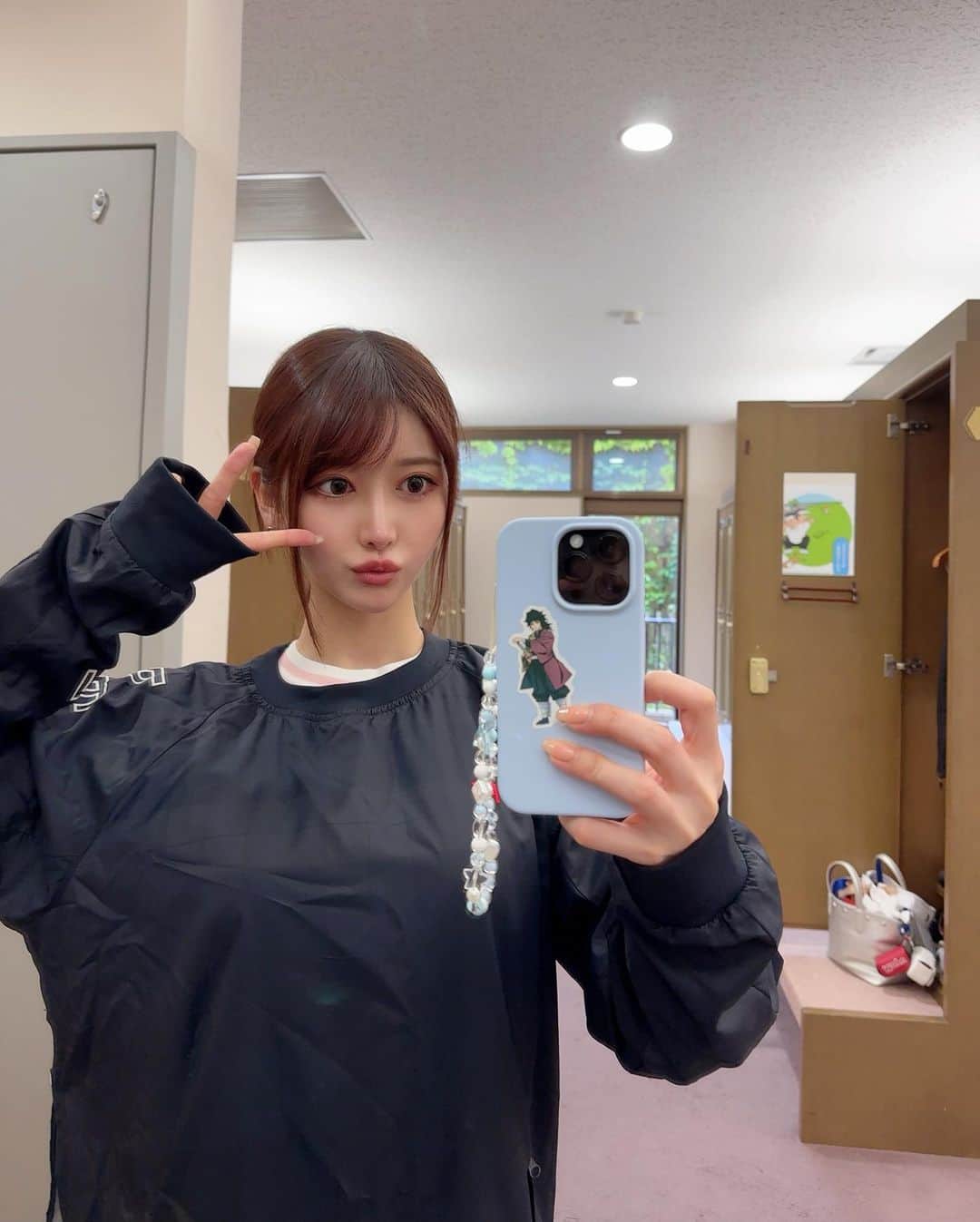 MAYUさんのインスタグラム写真 - (MAYUInstagram)「. 北海道ゴルフ⛳️❤️‍🔥 . 北海道の芝は他と違うってきいてたんだけど、 本当に違った！！ ターフもめちゃくちゃおっきいのが 『ぼてんっ』と飛んでく感じで面白かった！（語彙力😇） . ヒートテックも着てたんだけど、思っていたより寒すぎて上着借りたよ❄️ ぶかぶかだけど本当に助かった〜🙏✨ . 折角かわいいウェア着てたのに 見えなくなっちゃったのは少し残念だったけど。。🥹❤️‍🩹 . . #ゴルフ女子#ゴルフ#ゴルフウェア#北海道#北海道ゴルフ#北海道旅行#早来カントリー倶楽部#golf#golflife#golfstagram#golfcourse#golfclub#golfaddict#fairliar#golfwear#japan#hokkaido」10月18日 18時44分 - mayu.kina_golf