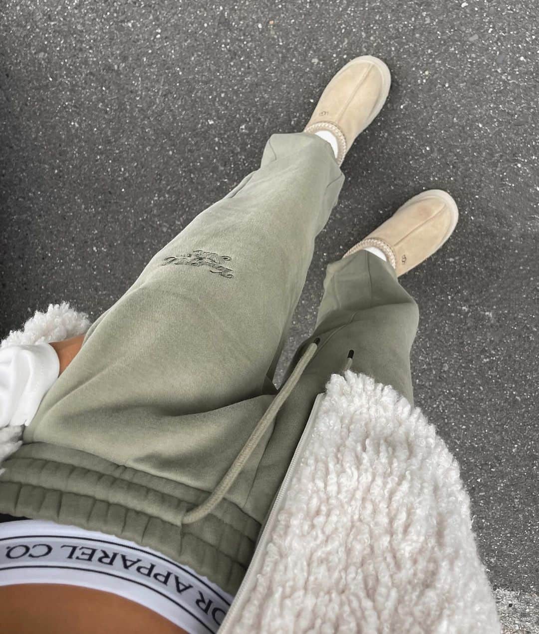 HONOKAのインスタグラム：「． ． もこもこにスウェットって可愛くない？🐏🤎🌱 ． ． #ootd#ootdfashion#autumnfashion#similarlook #プチプラ#プチプファッション#カップルコーデ #韓国ストリート#海外ファッション#shein購入品 #シミラールック#韓国コーデ #韓国ファッション #ugg#UggSeason#Uggシーズン#adidas#adidasoriginals #カップル#リンクコーデ#秋コーデ#カップルコーデ #패션#착샷#여자코디#여자옷#간절기코디#스트릿브랜드 #가을코디 #스트릿룩코디」
