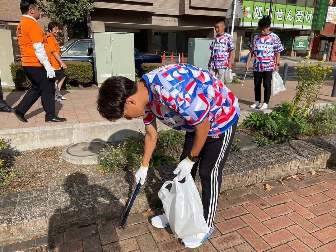 波戸康広さんのインスタグラム写真 - (波戸康広Instagram)「・ 合同ハマロードサポーター活動！  マリノススタッフ、近隣地域の皆様と一緒に新横浜エリアを清掃しました🧹  今回感じたのはゴミの量が減っていました👏  地域の方々との関わりや活動を通じて広く認知され、日々の積み重ねだと思います🤝  最高の秋晴れの中、最高の気分になりました☆ (๑˃̵ᴗ˂̵)  #fmarinos #清掃活動 #新横浜 #トリパラユニかっこいい #新横浜町内会 #ロータリークラブ #ライオンズクラブ」10月18日 18時54分 - hato.official