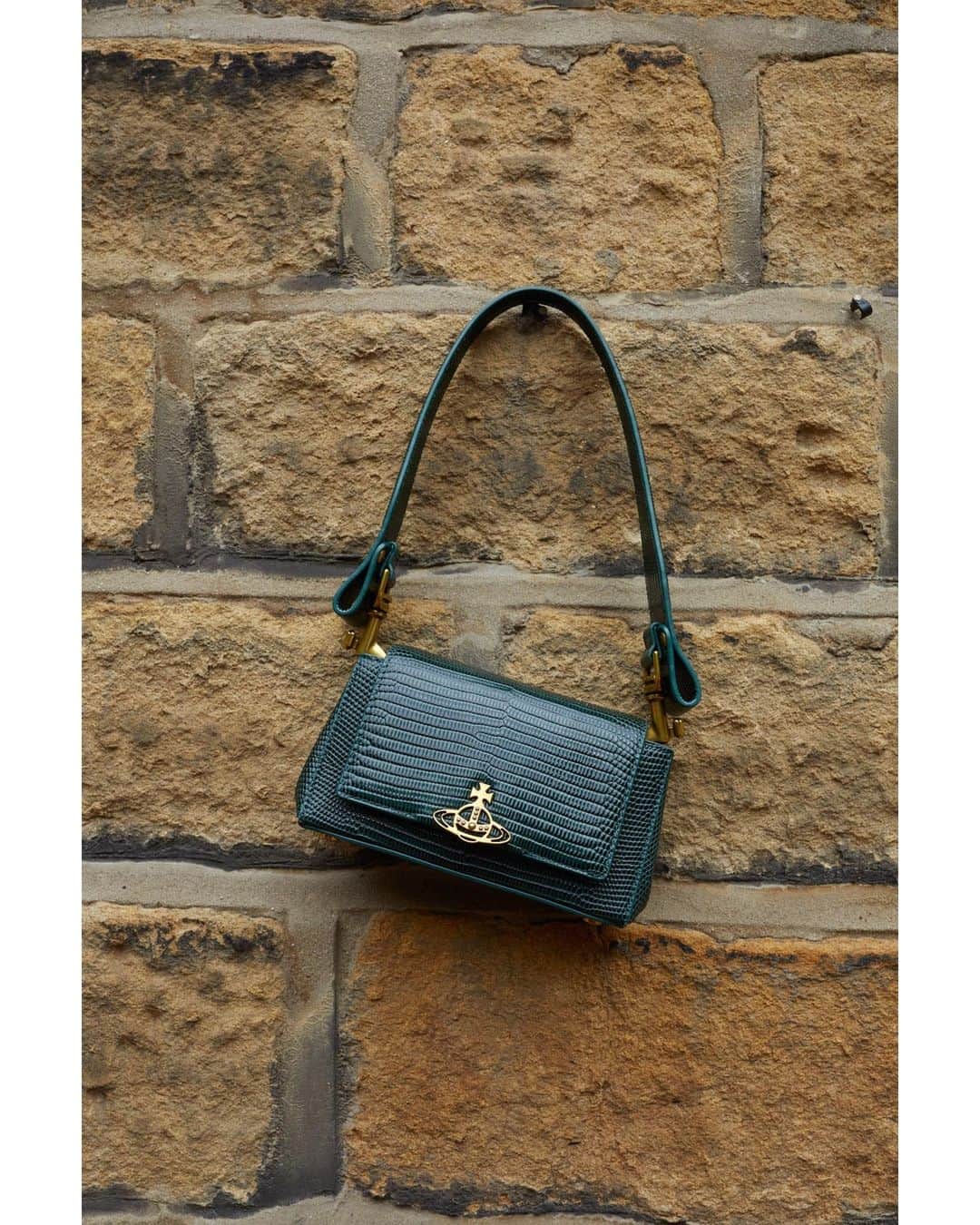 のインスタグラム：「Our Hazel Medium handbag features a lizard-embossed finish, complete with a baguette-style silhouette and our signature metal orb on the front panel.⁠ ⁠ Now available online and across our boutiques.⁠ ⁠ Photography by @juergentellerstudio ⁠ Creative Partner: @doviledrizyte ⁠ ⁠ #VWAW2324」